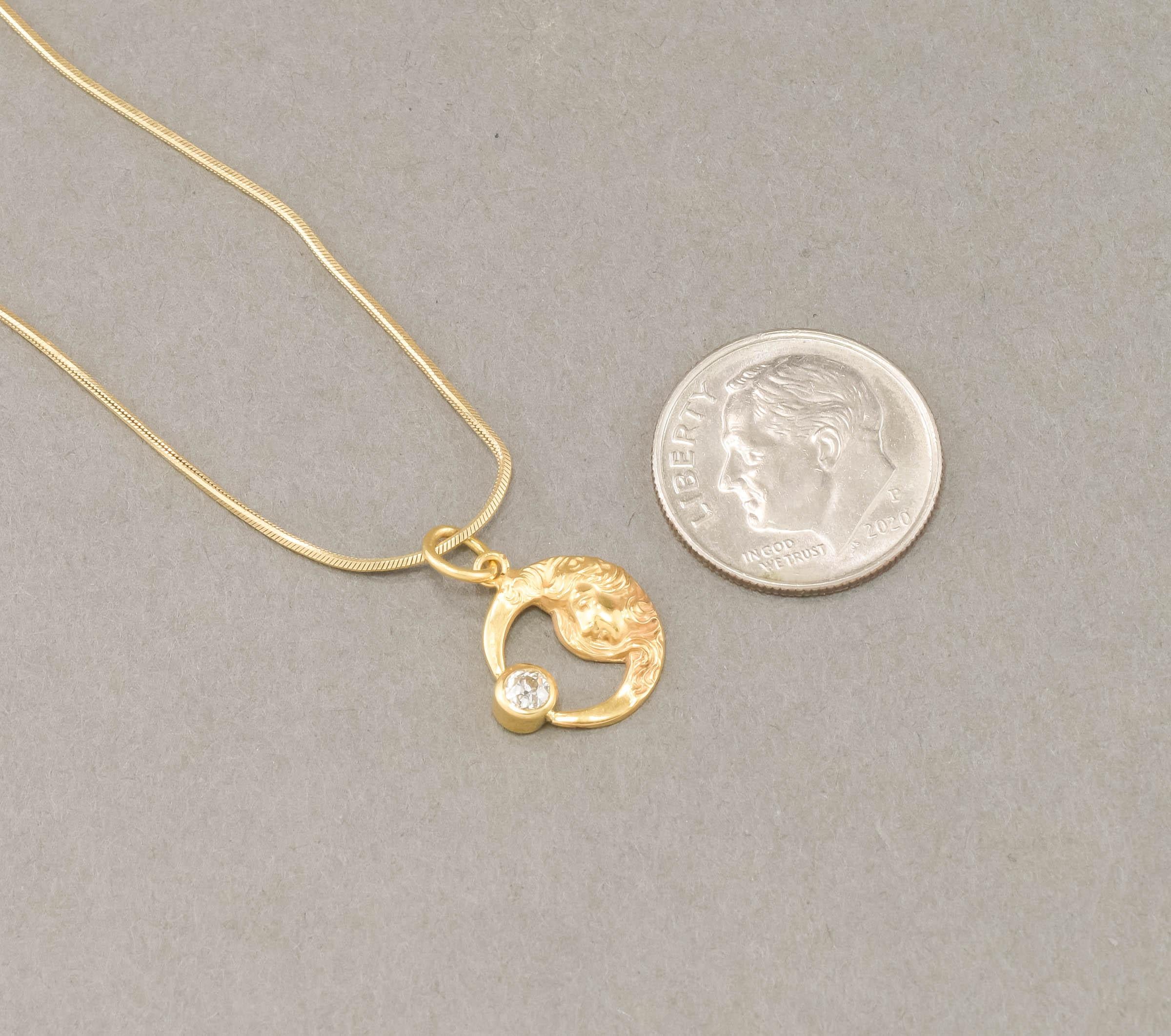 Tiny Gold Celestial Charm Halskette - Jugendstil „Lady in the Moon“ mit Diamant 2