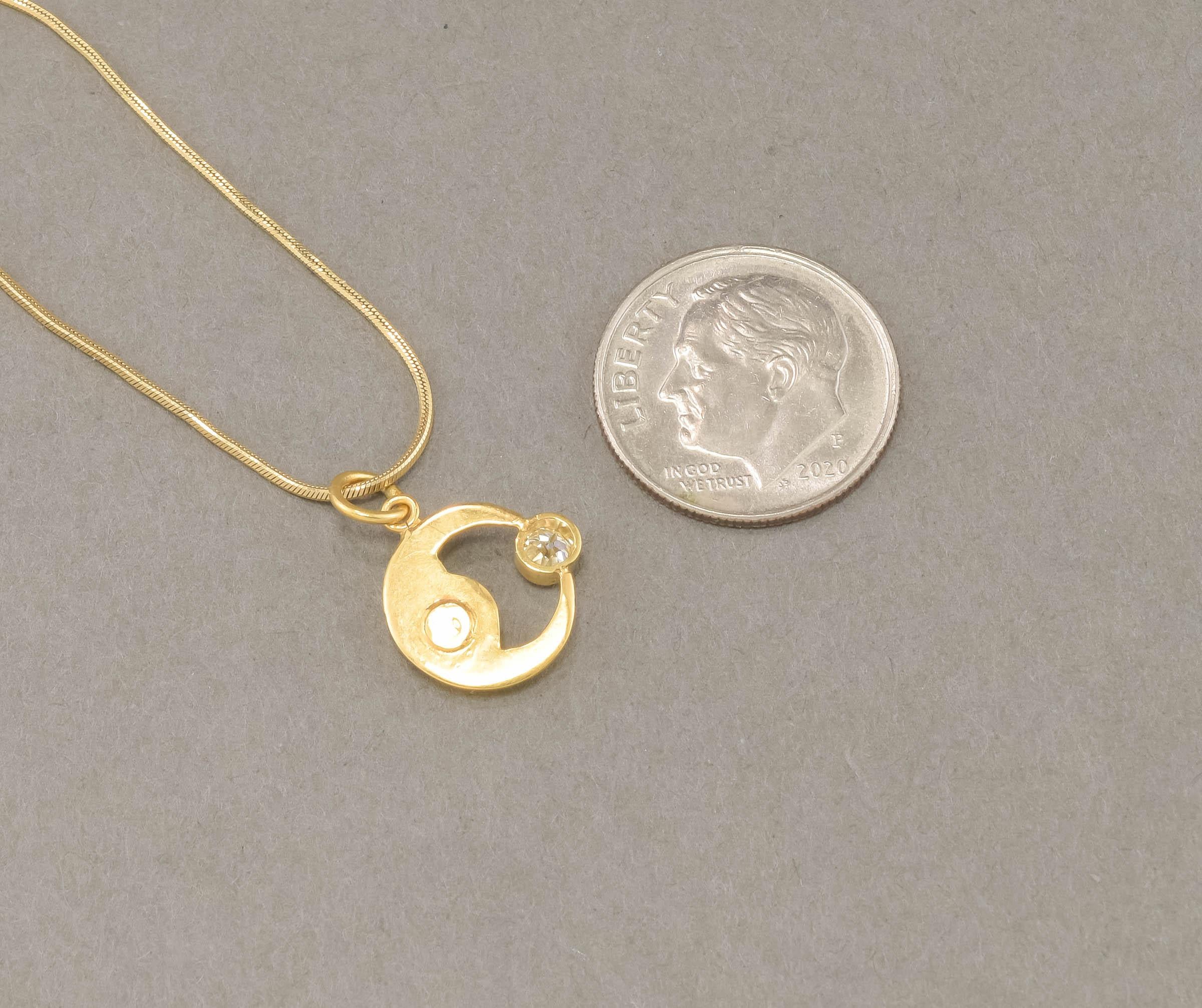 Tiny Gold Celestial Charm Halskette - Jugendstil „Lady in the Moon“ mit Diamant 3