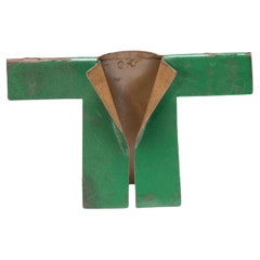  Veste verte mineure, sculpture en acier trouvée, 2023