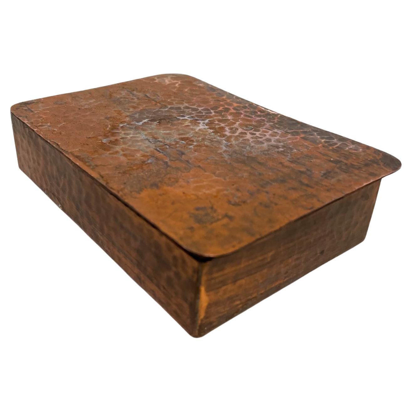 Copper box.
Arts & Crafts petite hand hammered copper box trinket storage.
In the style of Roycroft. No label.
Measures: 5.13 wide x 3.63 deep x 1.25 tall.
Preowned original unrestored vintage condition. Patina wear present.
See images
