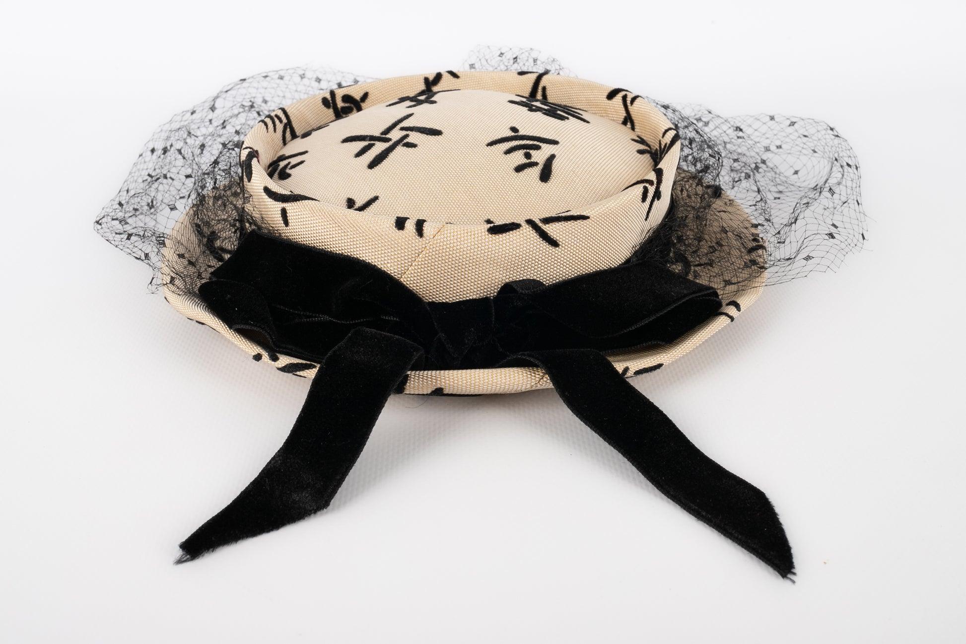Tiny Hat with Black Veil In Good Condition For Sale In SAINT-OUEN-SUR-SEINE, FR