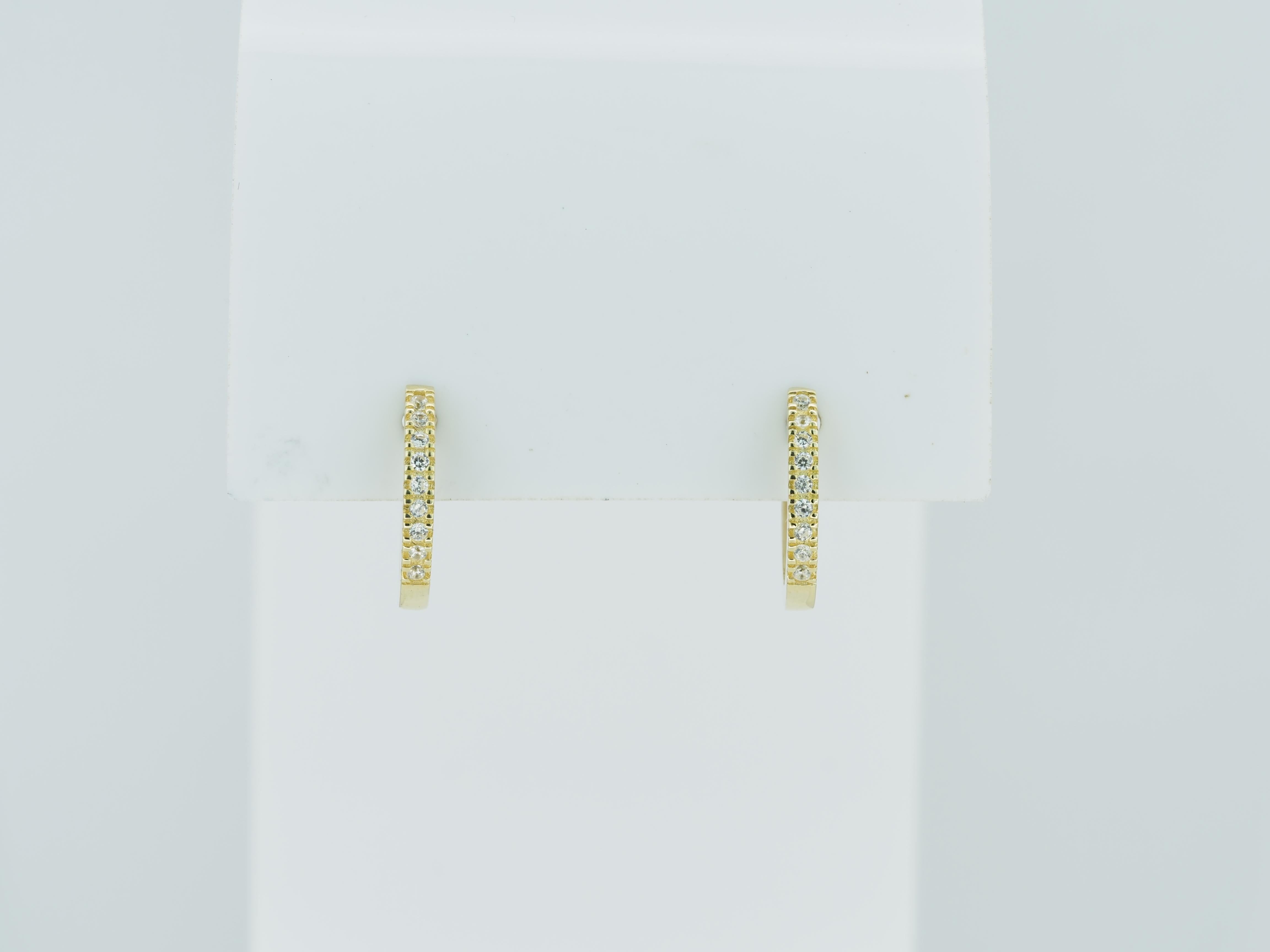 Winzige Huggie Hoop Earrings aus 14 Karat Gelbgold.  (Moderne) im Angebot