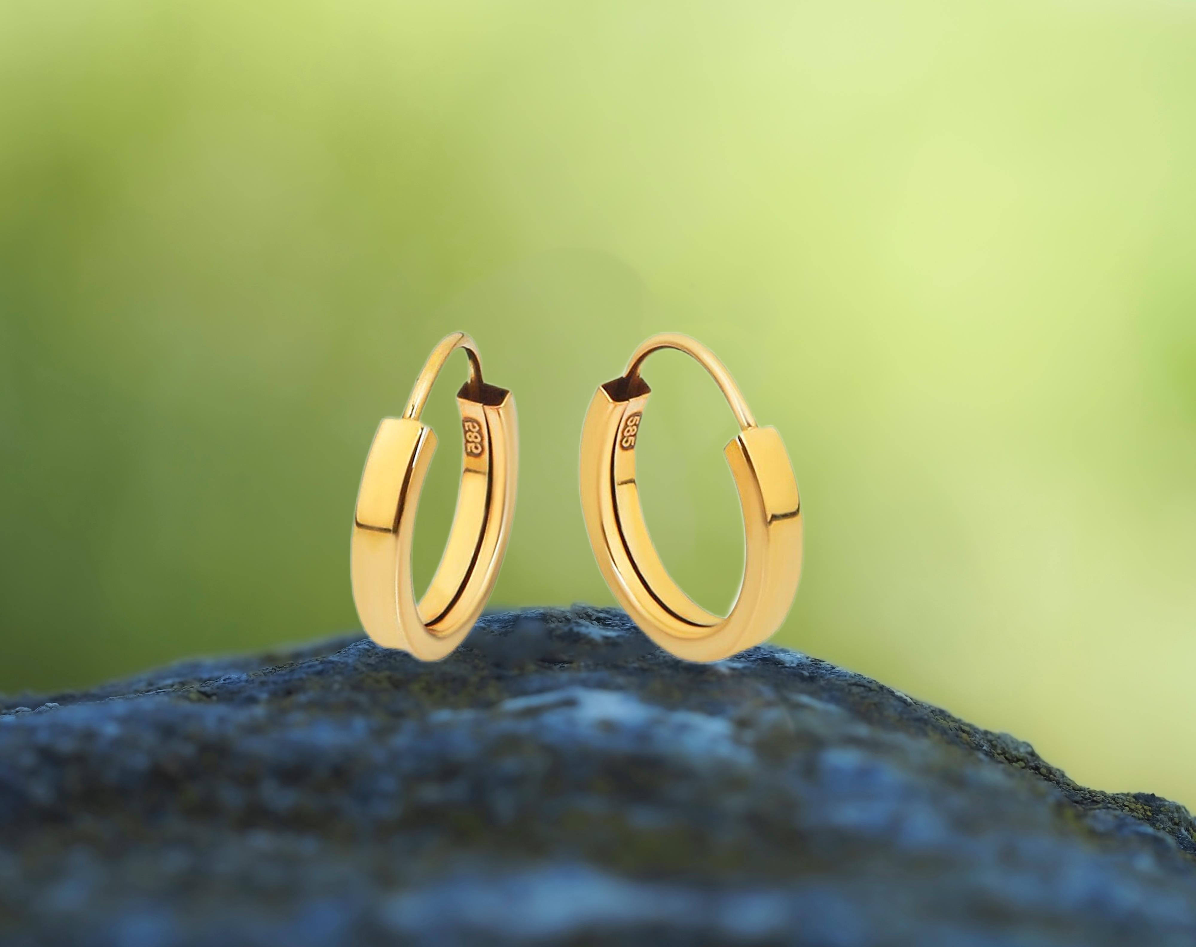 14 kt solid gold Huggie hoop gold earrings. 14k Gold Simple Huggies, Minimalist Gold Hoop Earrings

Total weight: 0.6 g.
Closure: Wrap
Inner Diameter 1.3 cm
Earring thickness: 2 mm wide
Style: Minimalist
Sold as a pair.

This earrings - ready to