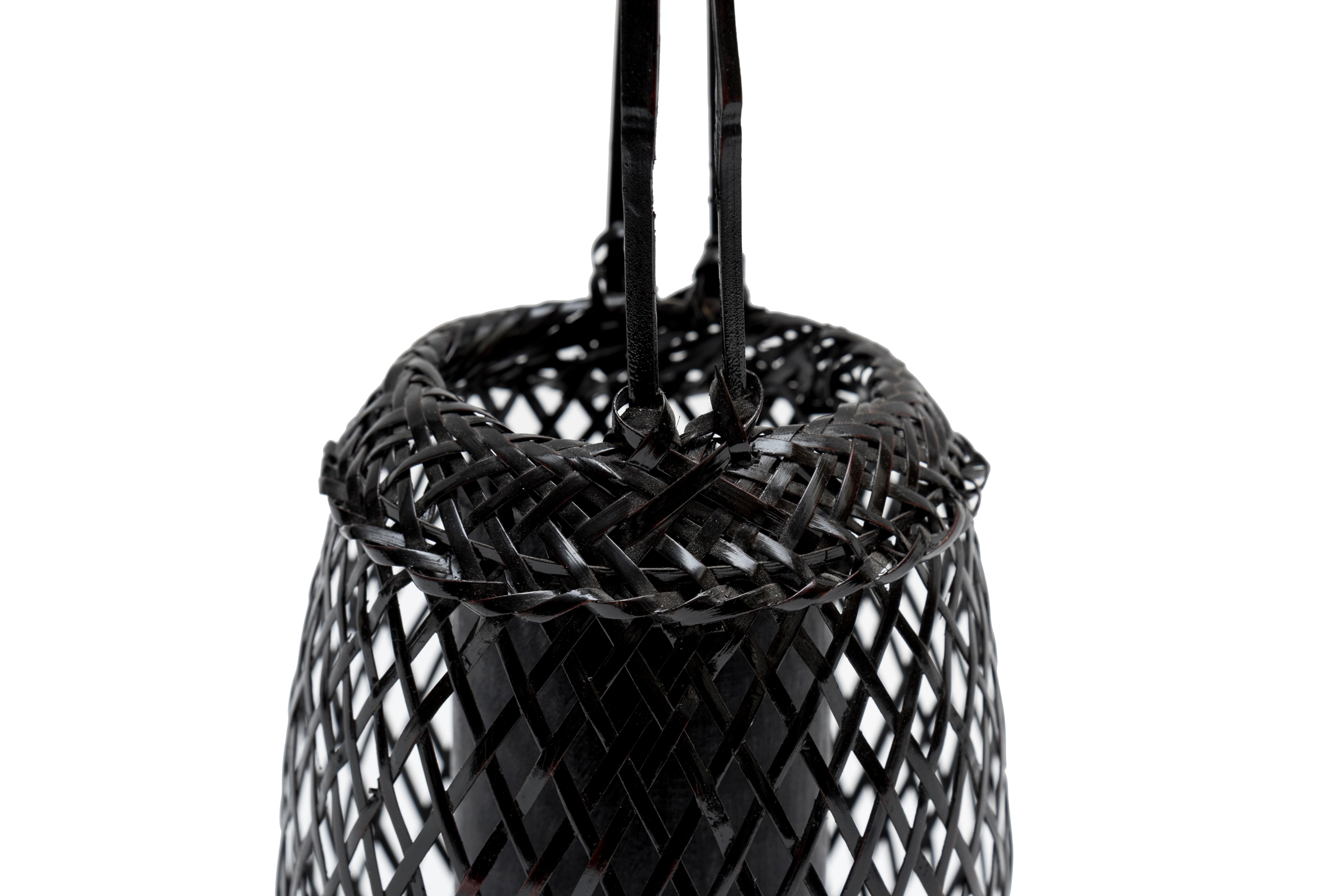Japanese Tiny Ikebana basket realised in lacquered bamboo For Sale