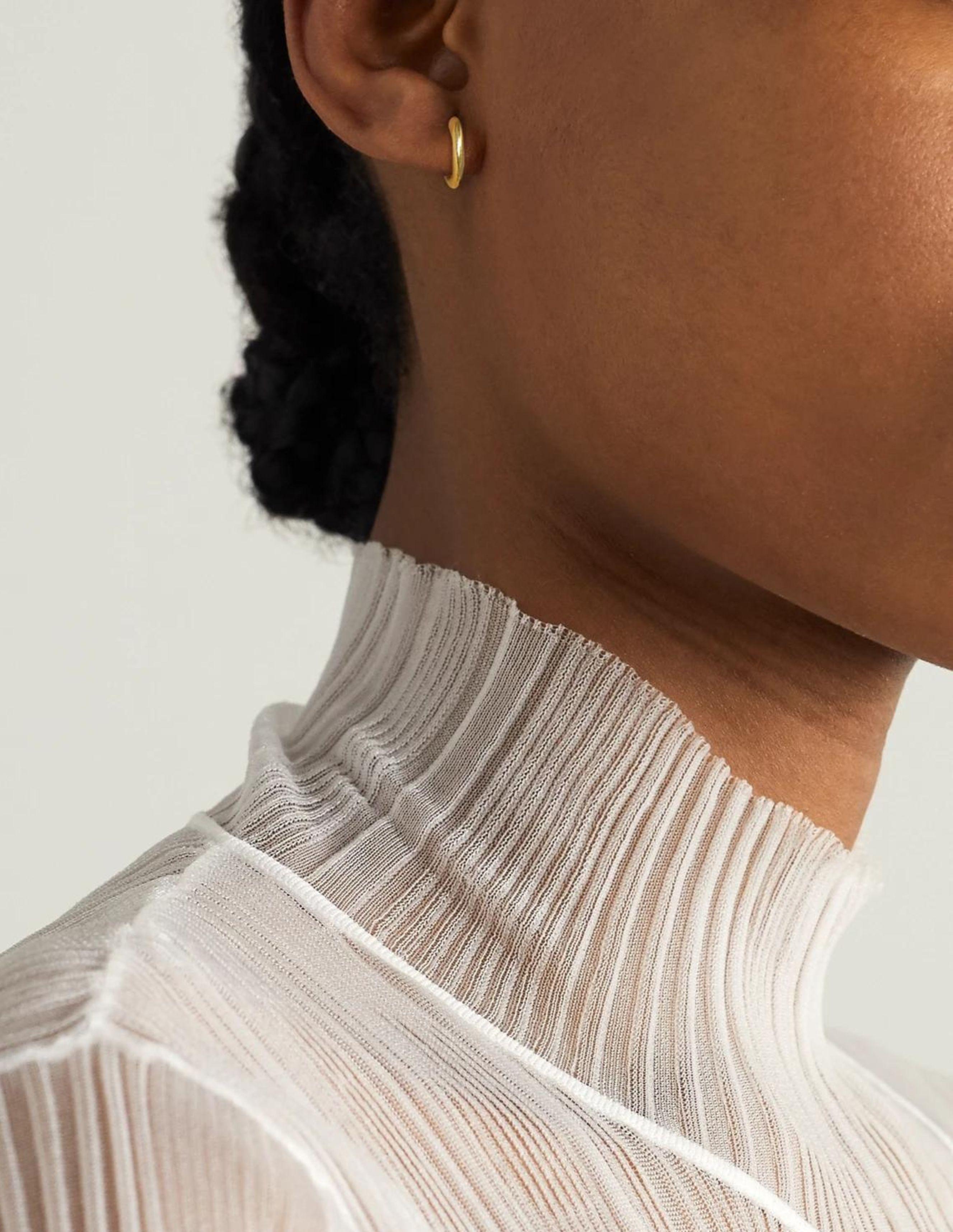 KHIRY Signature Khartoum Silhouette Hoops inspired by long horned cattle that are a store of value and wealth in Sudan. Polished and minimal with sculptural allure. 0.5 inch drop with butterfly fastening for pierced ears.


This item is produced