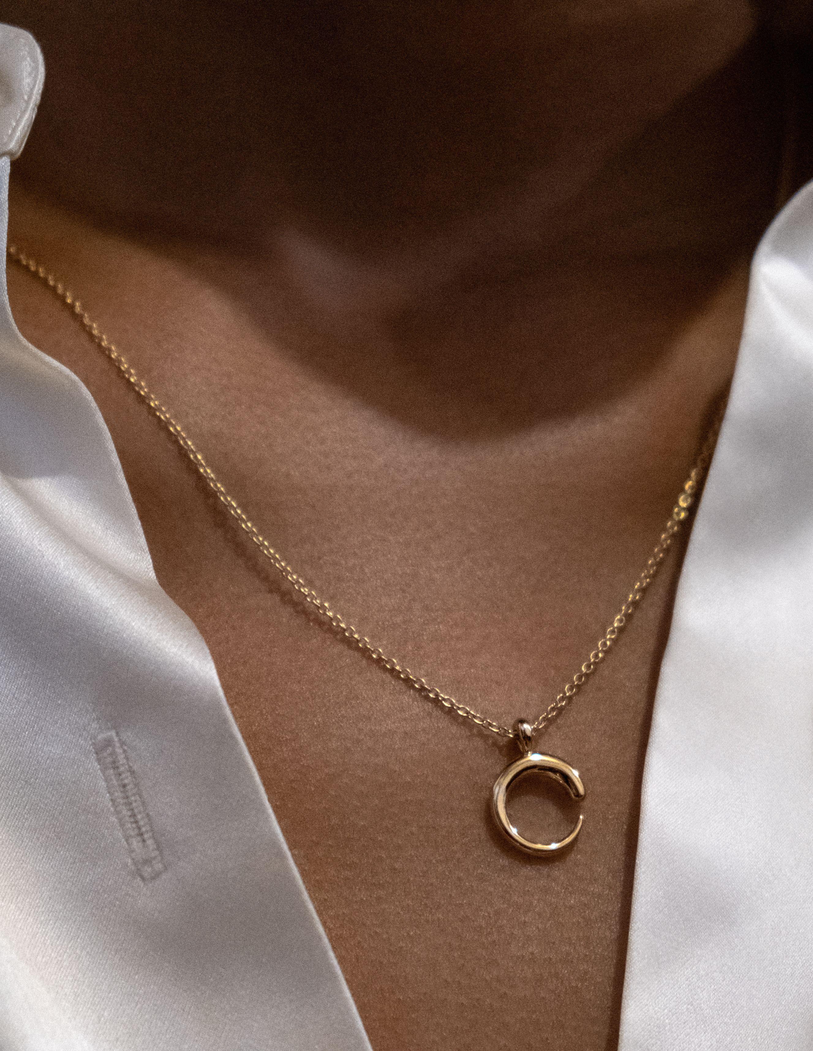 KHIRY signature Khartoum silhouette nude pendant in 18K Gold. Inspired by long horned cattle that are a store of value and wealth in Sudan, polished and minimal. 0.5 inch pendant on with 18-20 inch adjustable link chain with lobster clasp.


This