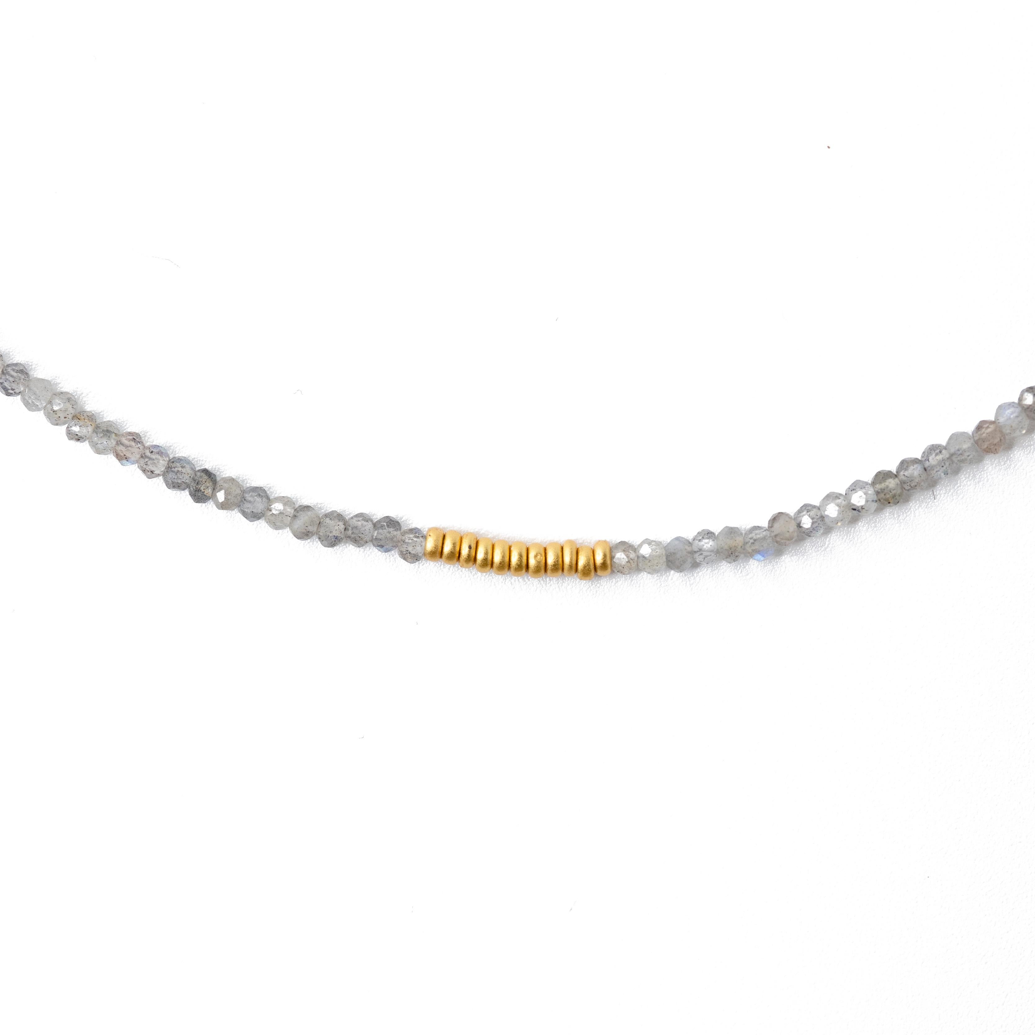 Artisan Tiny Labradorite Gold Beaded Necklace Shiny Grey Choker (Collier ras du cou en Labradorite) en vente