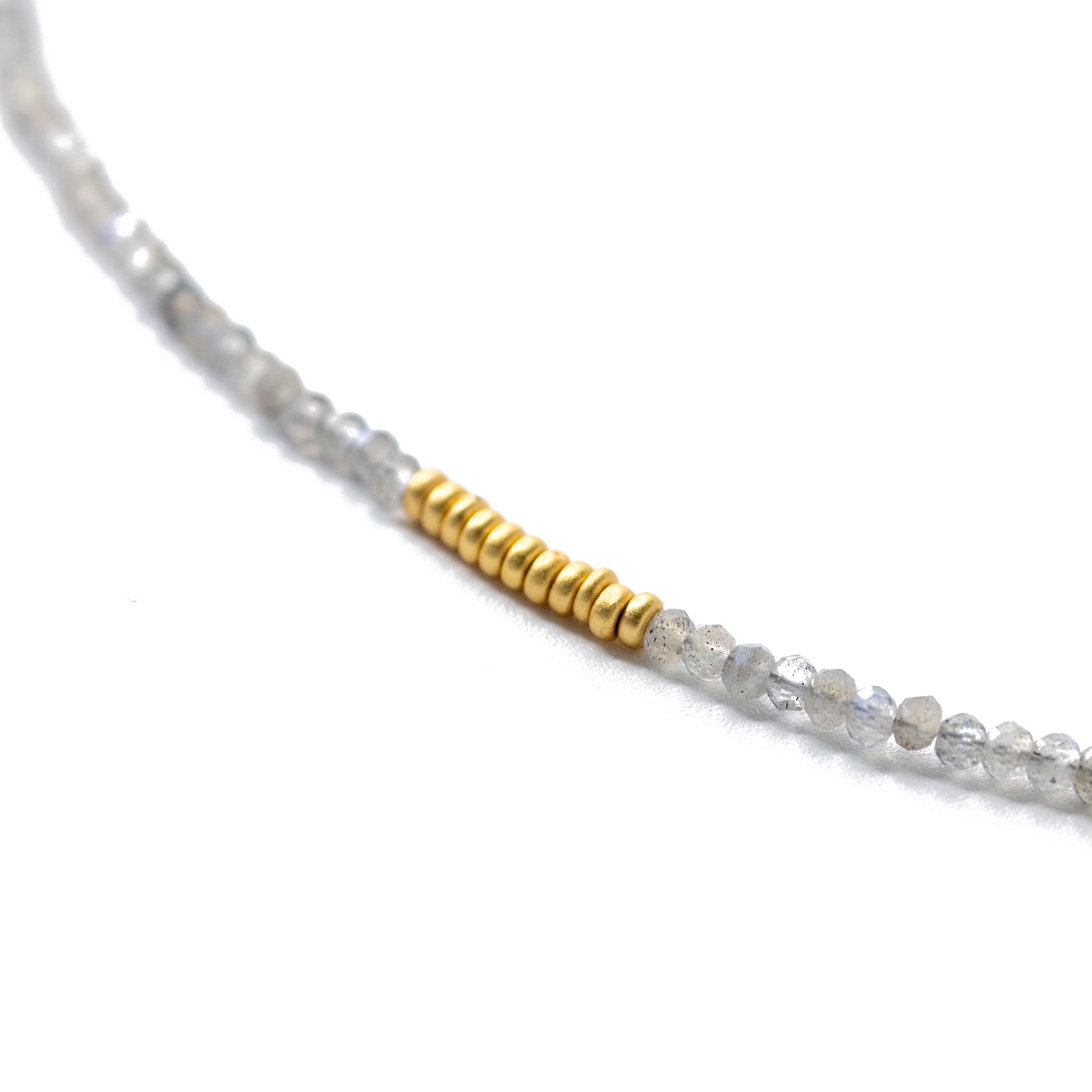 Perle Tiny Labradorite Gold Beaded Necklace Shiny Grey Choker (Collier ras du cou en Labradorite) en vente
