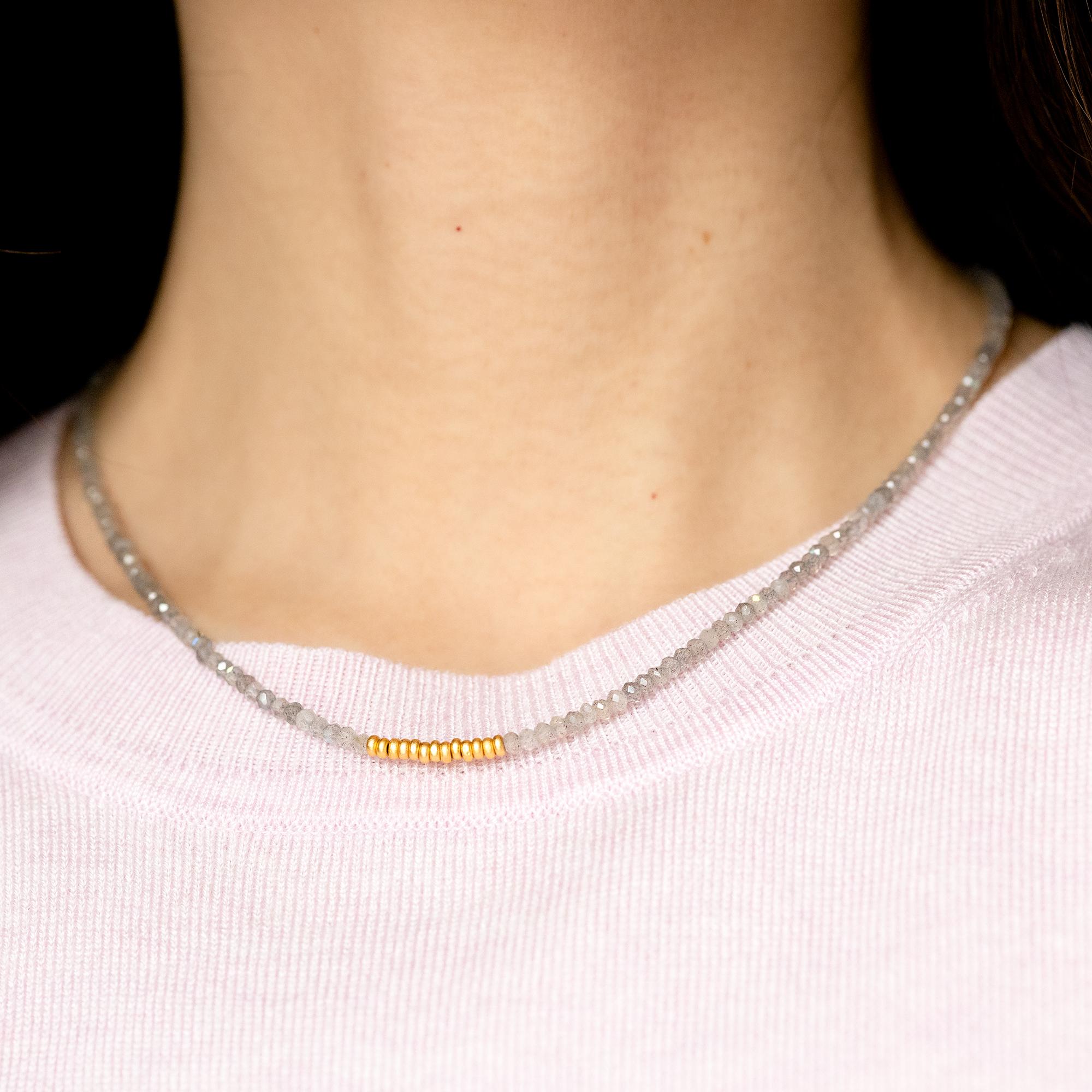 Tiny Labradorite Gold Beaded Necklace Shiny Grey Choker (Collier ras du cou en Labradorite) Pour femmes en vente