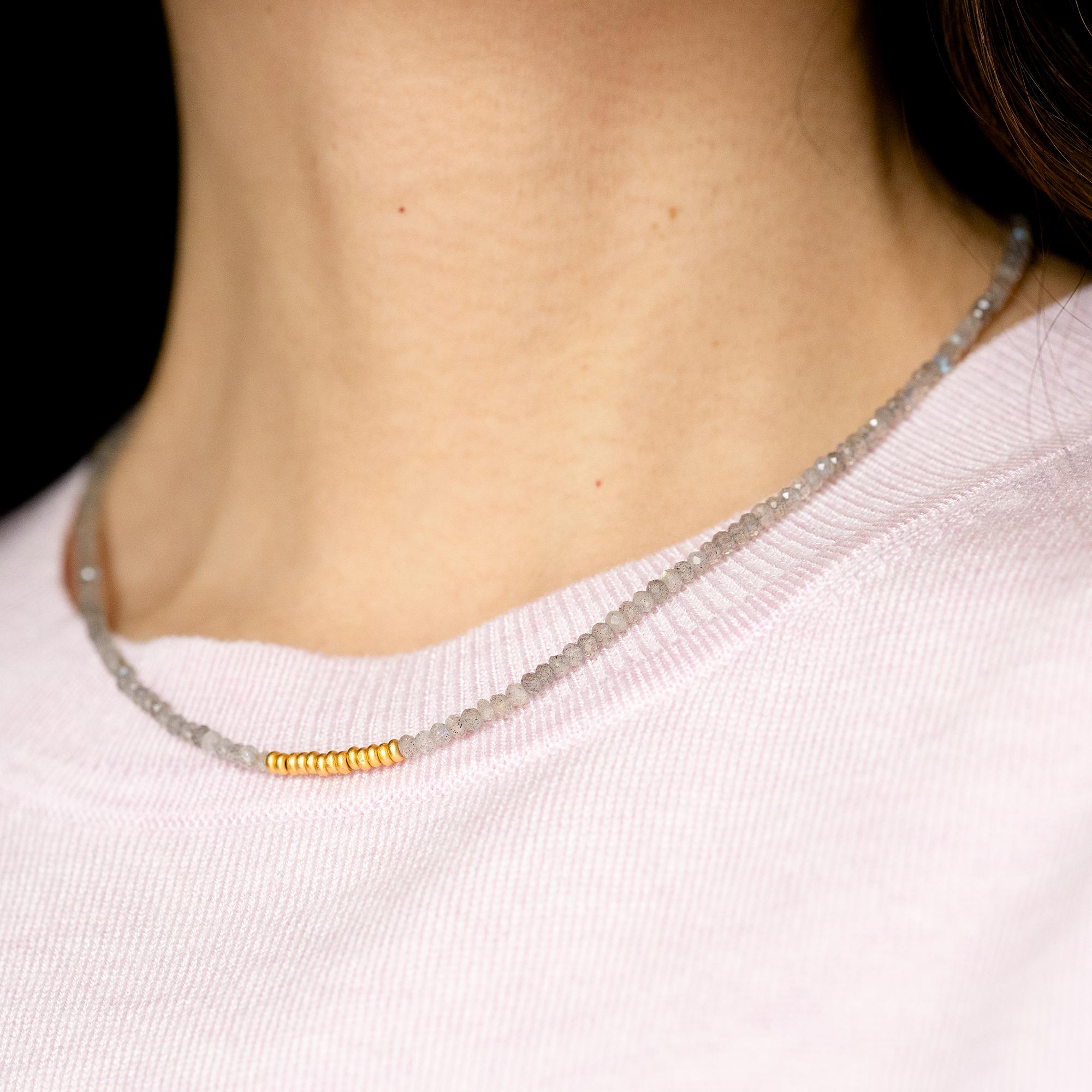 Tiny Labradorite Gold Beaded Necklace Shiny Grey Choker (Collier ras du cou en Labradorite) en vente 1