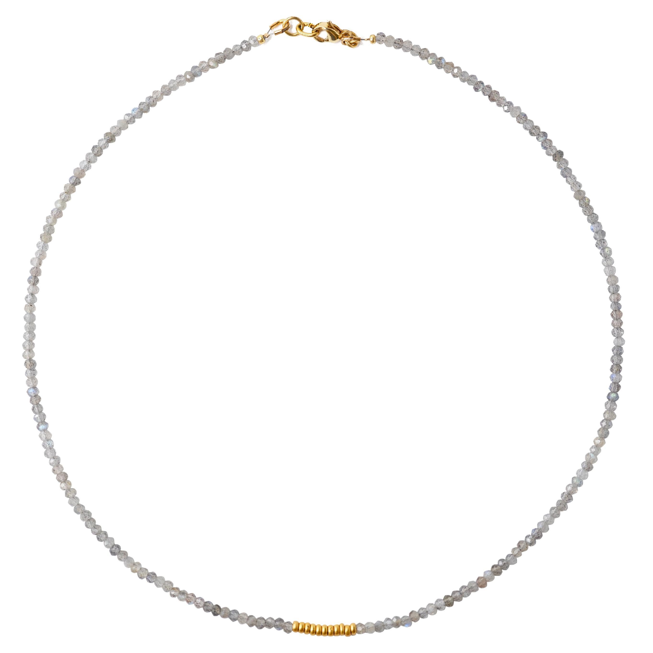 Tiny Labradorite Gold Beaded Necklace Shiny Grey Choker (Collier ras du cou en Labradorite) en vente