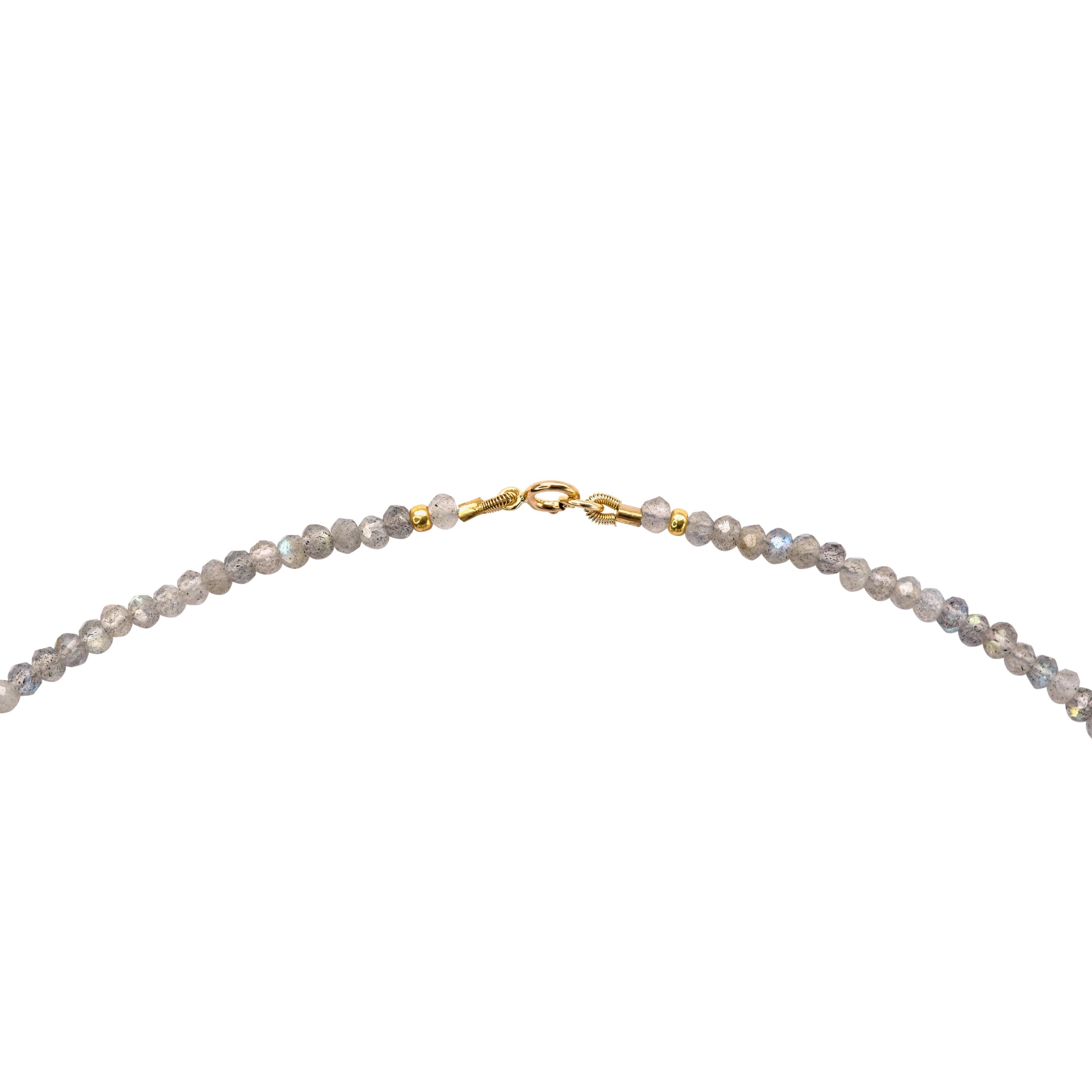 Questa collana di Labradorite minuscola ti farà sentire eterea e incantevole, con il suo sottile luccichio che esalta il tono della tua pelle e aggiunge un tocco di fascino mistico al tuo stile. Conferisce un'eleganza delicata ma accattivante,