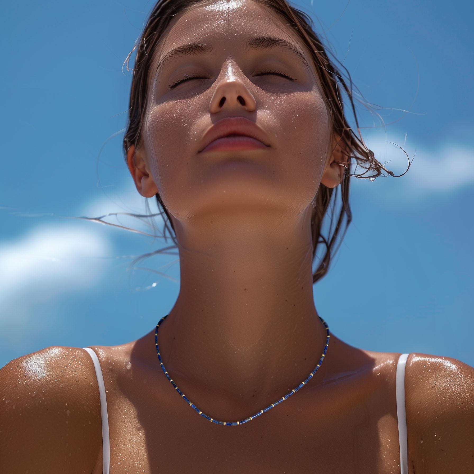 Abbraccia l'eleganza celestiale con questa piccola collana da principessa in lapislazzuli di Bombyx House, dove il design delicato incontra la saggezza regale per elevare la tua grazia quotidiana.

* Lunghezza totale 17
