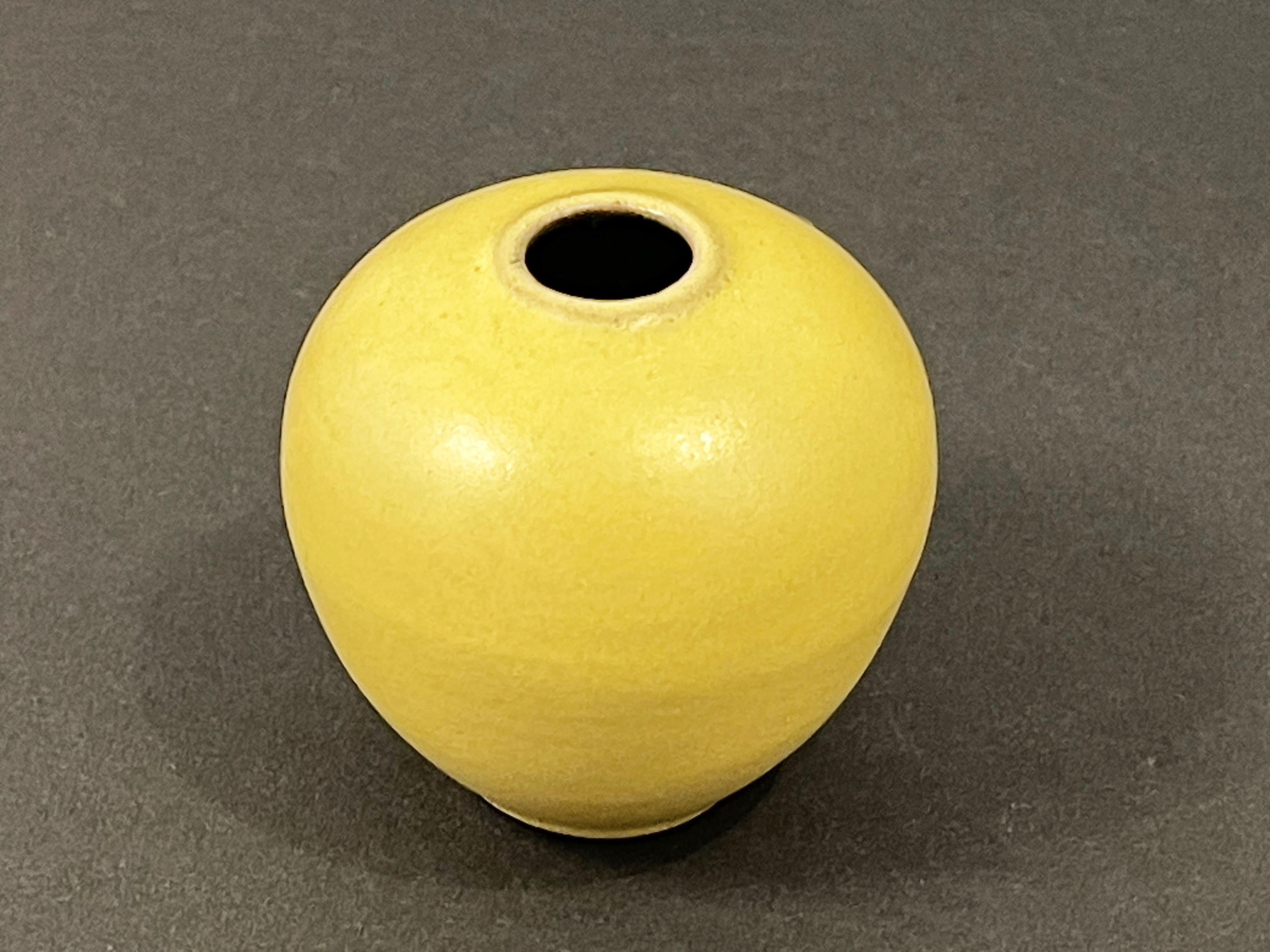 Piccolo vaso in ceramica di Studio A, giallo, di Fritz Van Daalen 1960s, Germania in vendita 2