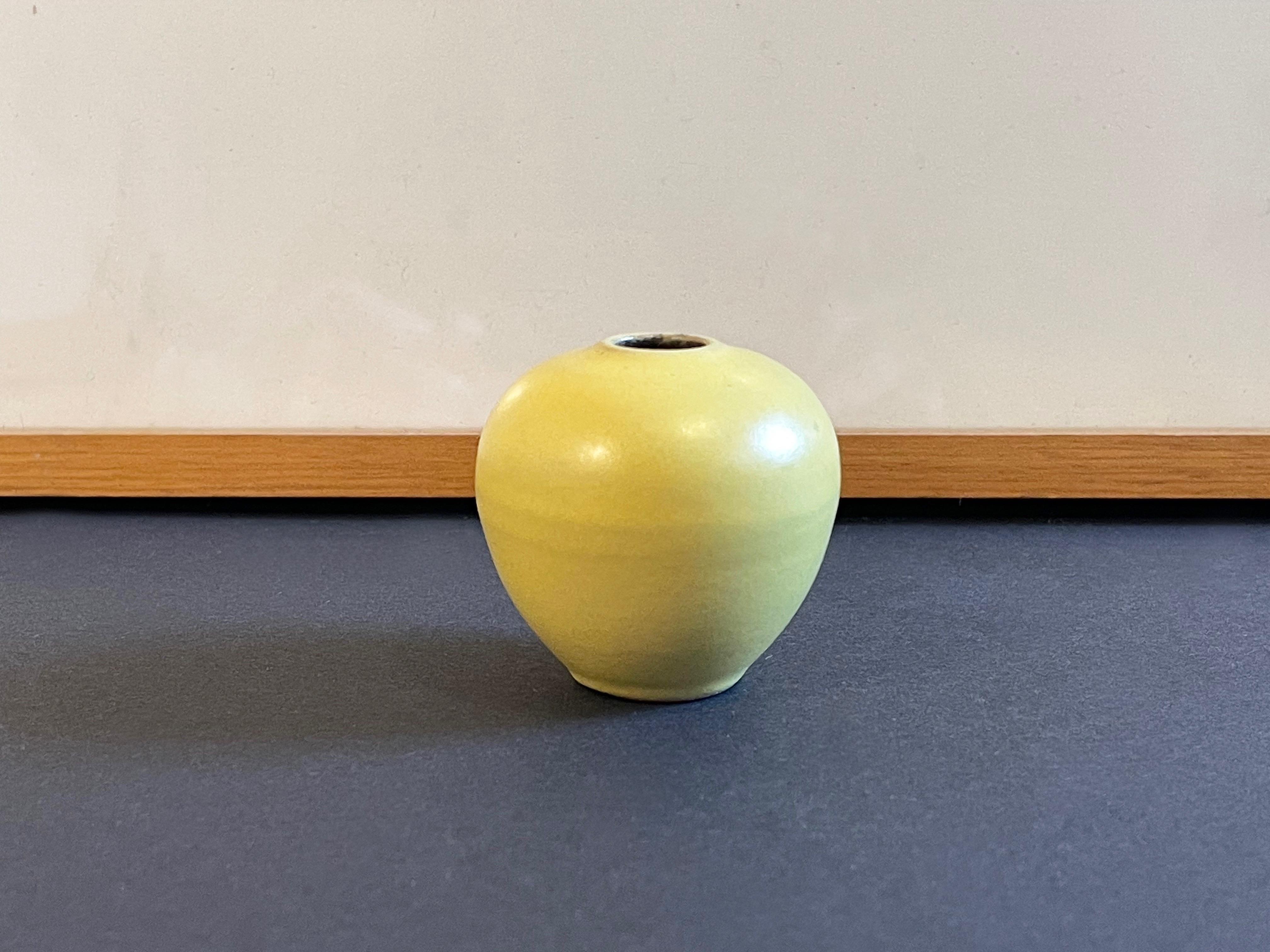 Piccolo vaso in ceramica di Studio A, giallo, di Fritz Van Daalen 1960s, Germania in vendita 3