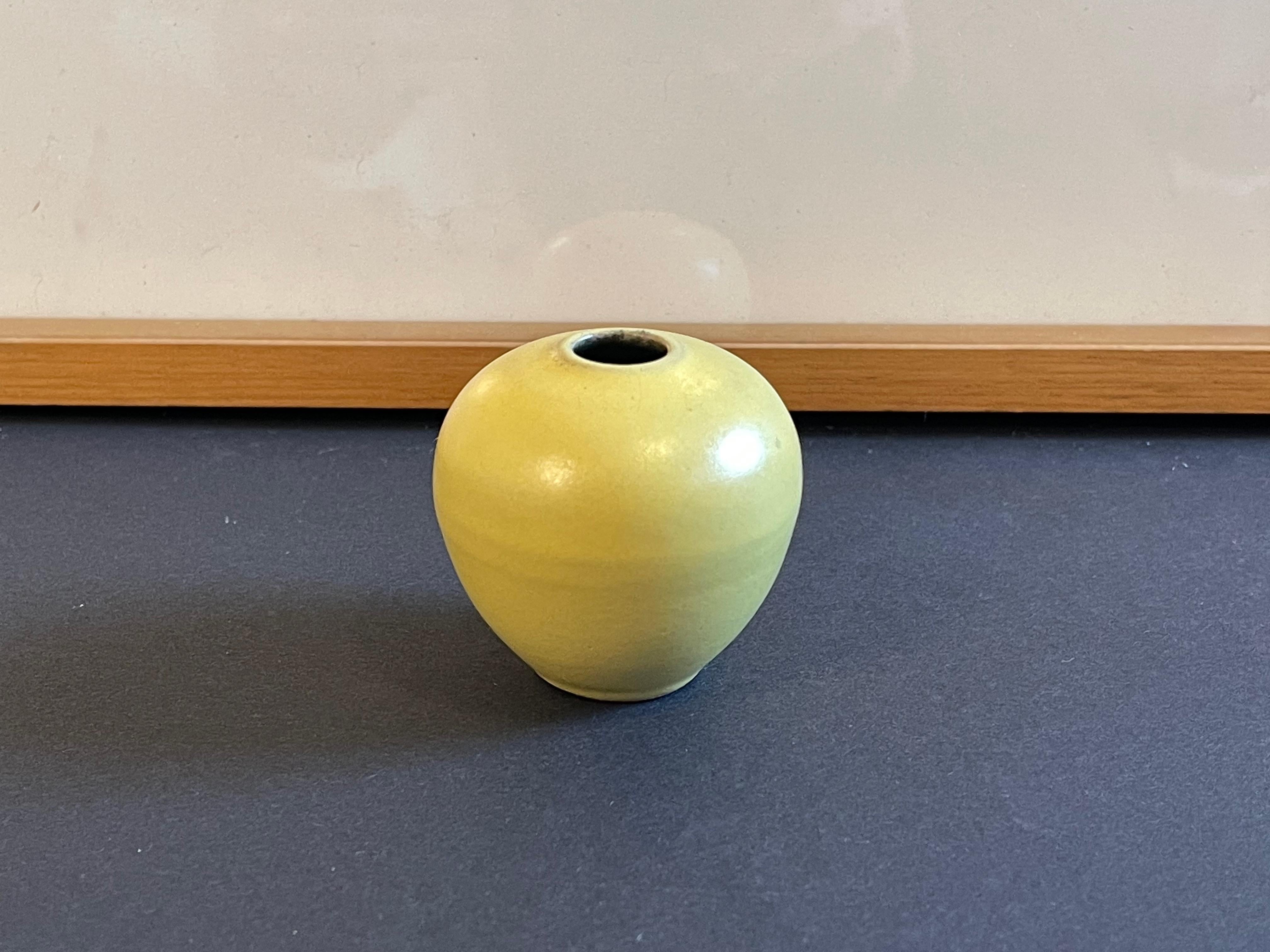 Splendido vaso in ceramica da studio dell'artista tedesco Fritz Van Daalen.
Fritz è uno dei più apprezzati artisti tedeschi della ceramica di metà secolo, famoso per i suoi particolari smalti giallo pastello.

Ecco questo piccolo tesoro in ottime