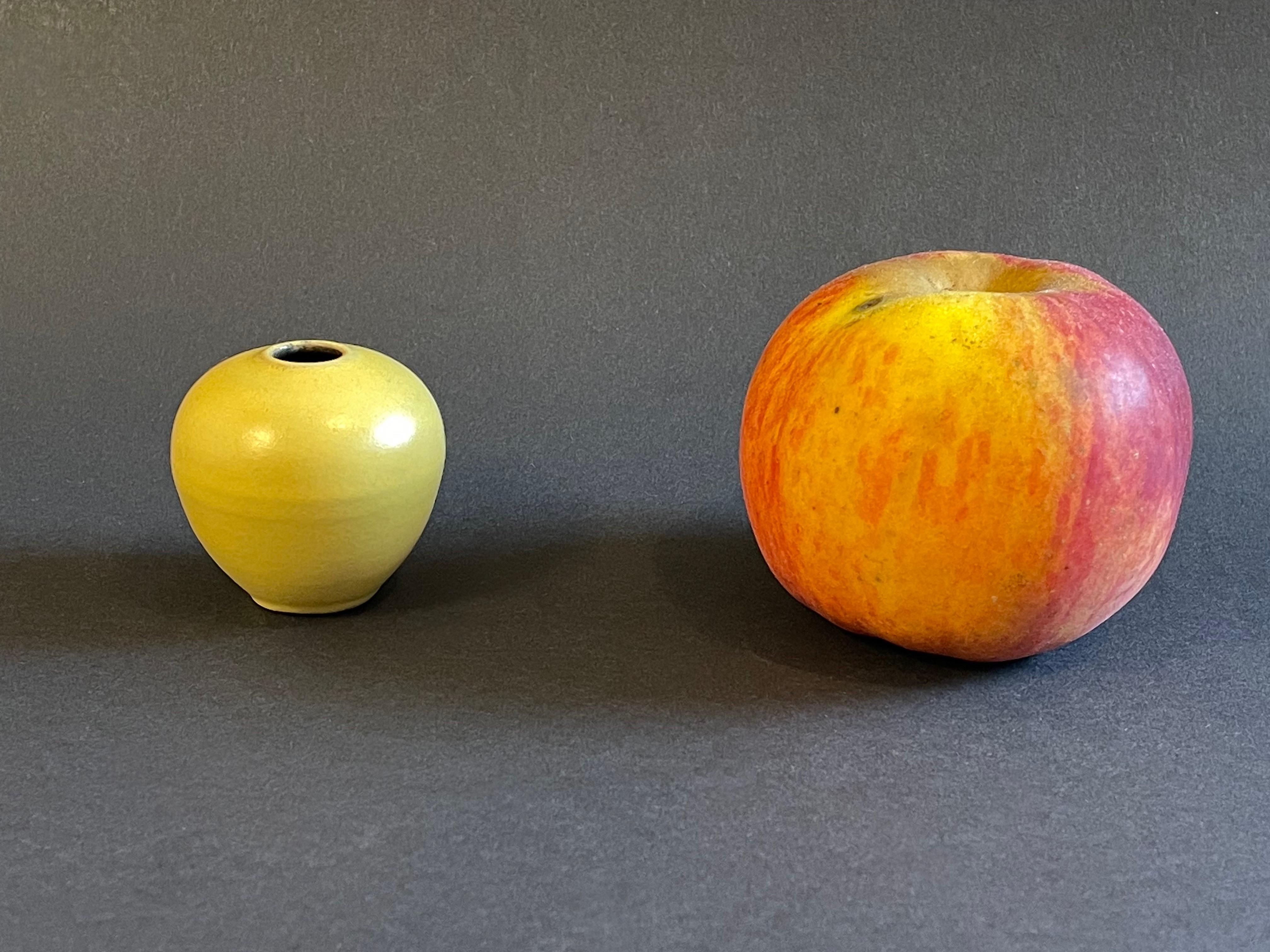 Mid-Century moderno Piccolo vaso in ceramica di Studio A, giallo, di Fritz Van Daalen 1960s, Germania in vendita