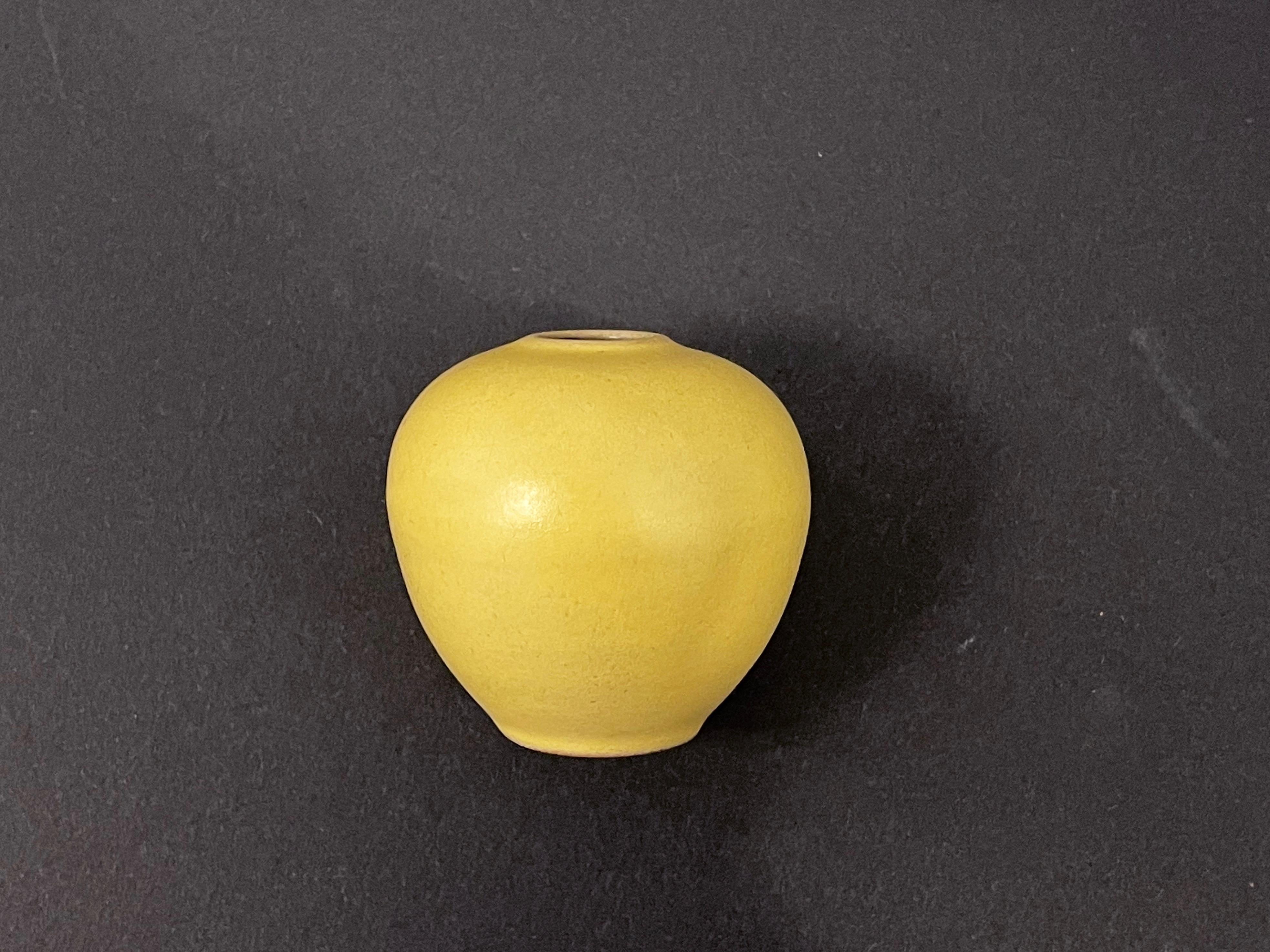 Tedesco Piccolo vaso in ceramica di Studio A, giallo, di Fritz Van Daalen 1960s, Germania in vendita