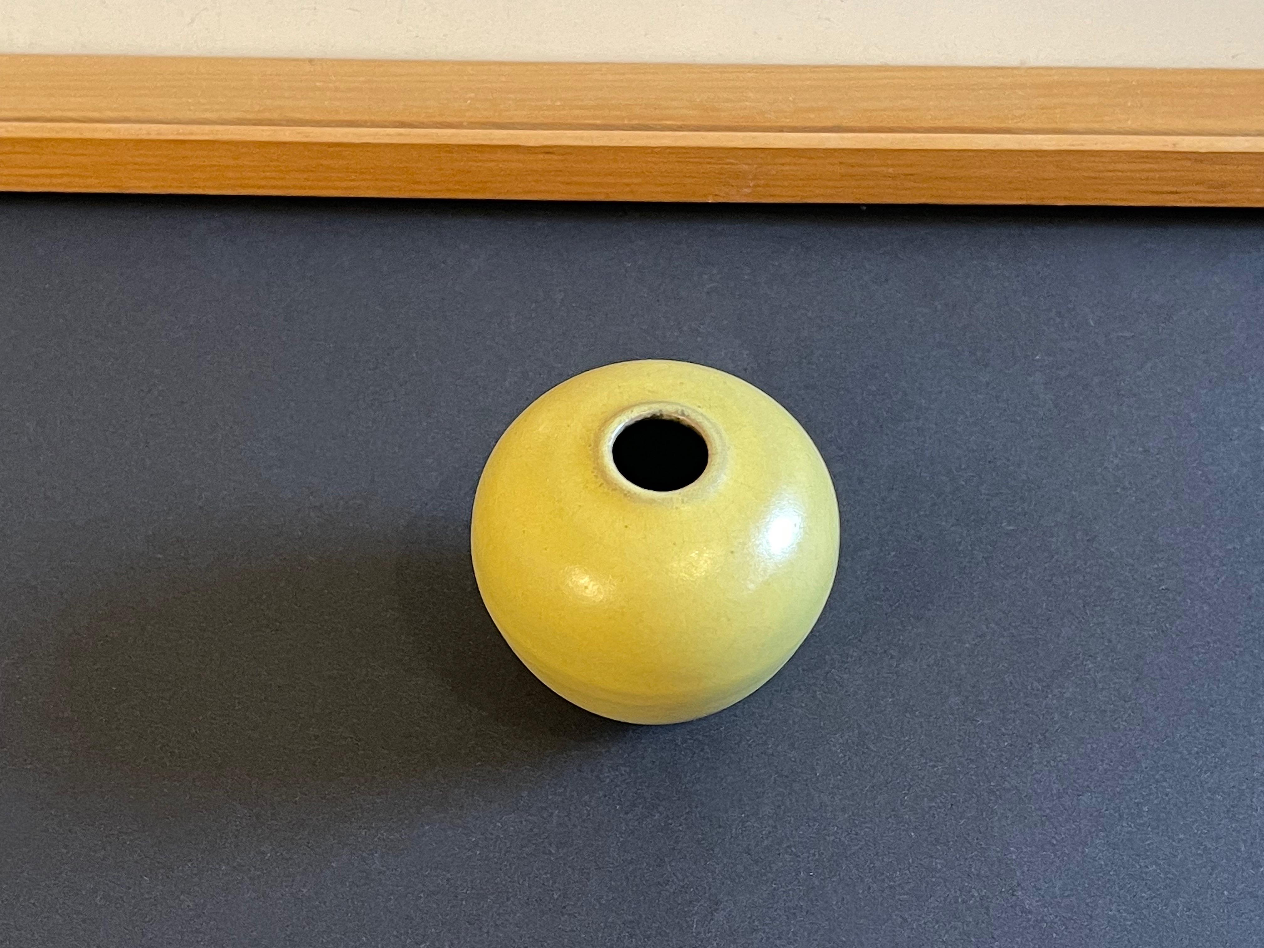 Fatto a mano Piccolo vaso in ceramica di Studio A, giallo, di Fritz Van Daalen 1960s, Germania in vendita