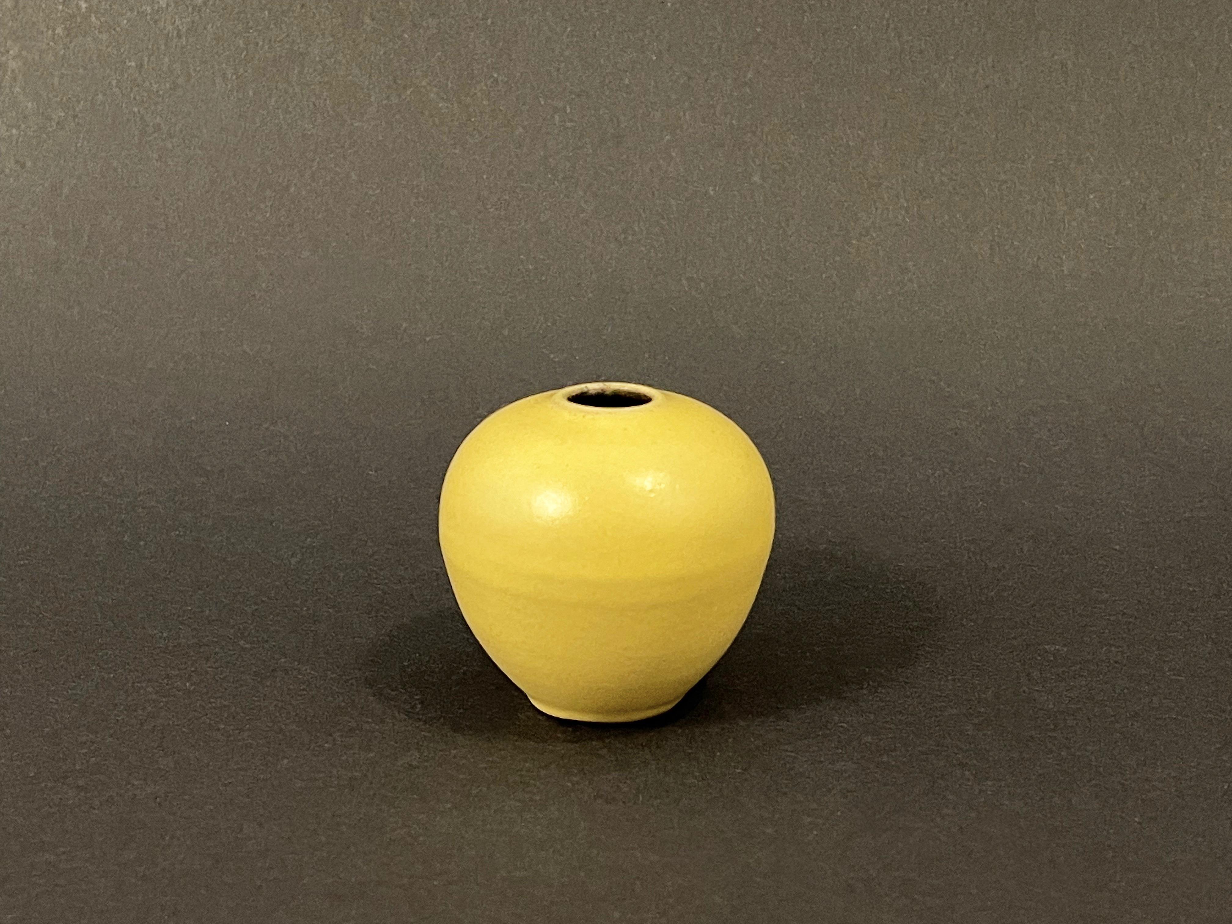 Piccolo vaso in ceramica di Studio A, giallo, di Fritz Van Daalen 1960s, Germania In condizioni buone in vendita a Andernach, DE