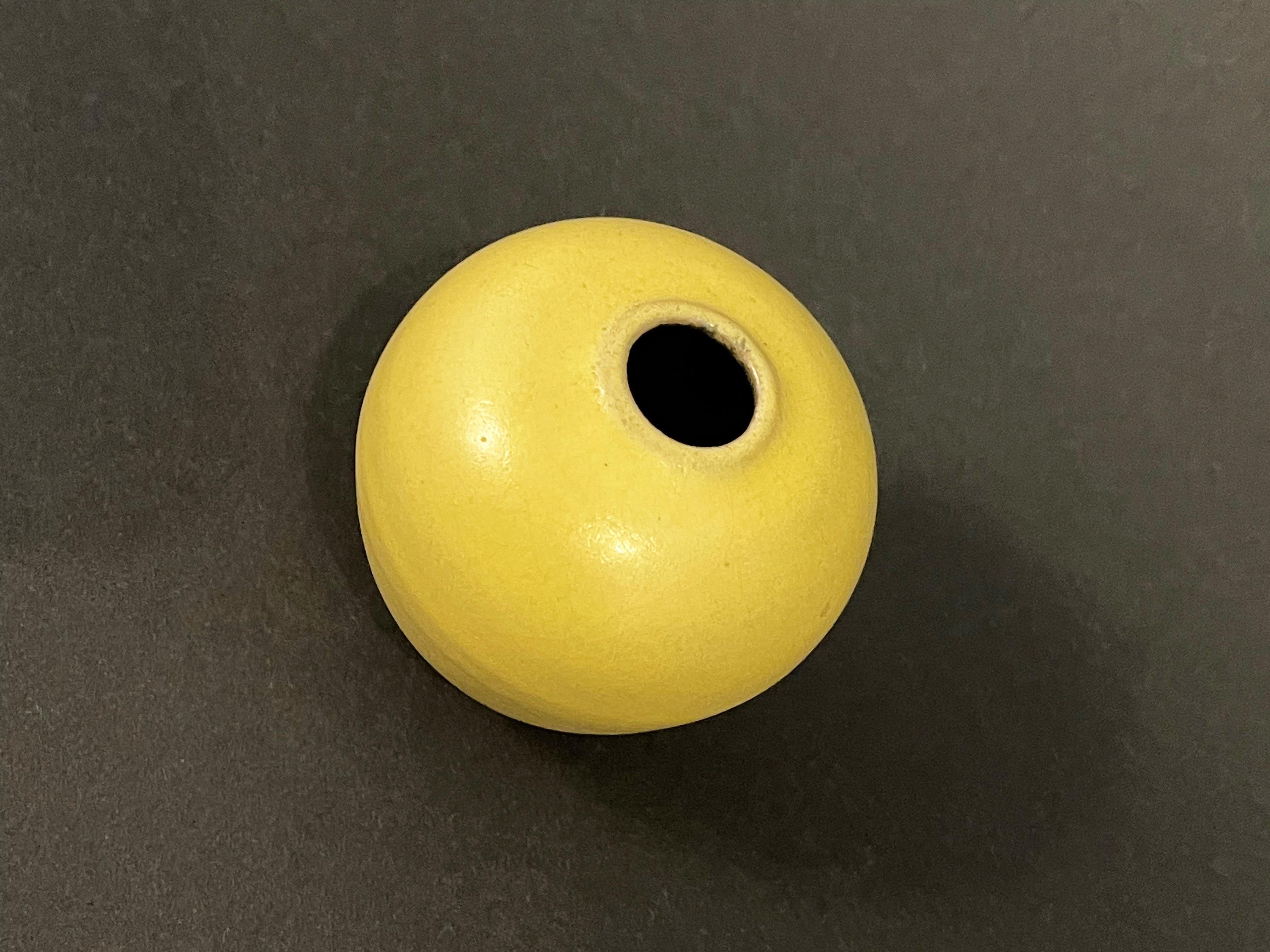 XX secolo Piccolo vaso in ceramica di Studio A, giallo, di Fritz Van Daalen 1960s, Germania in vendita
