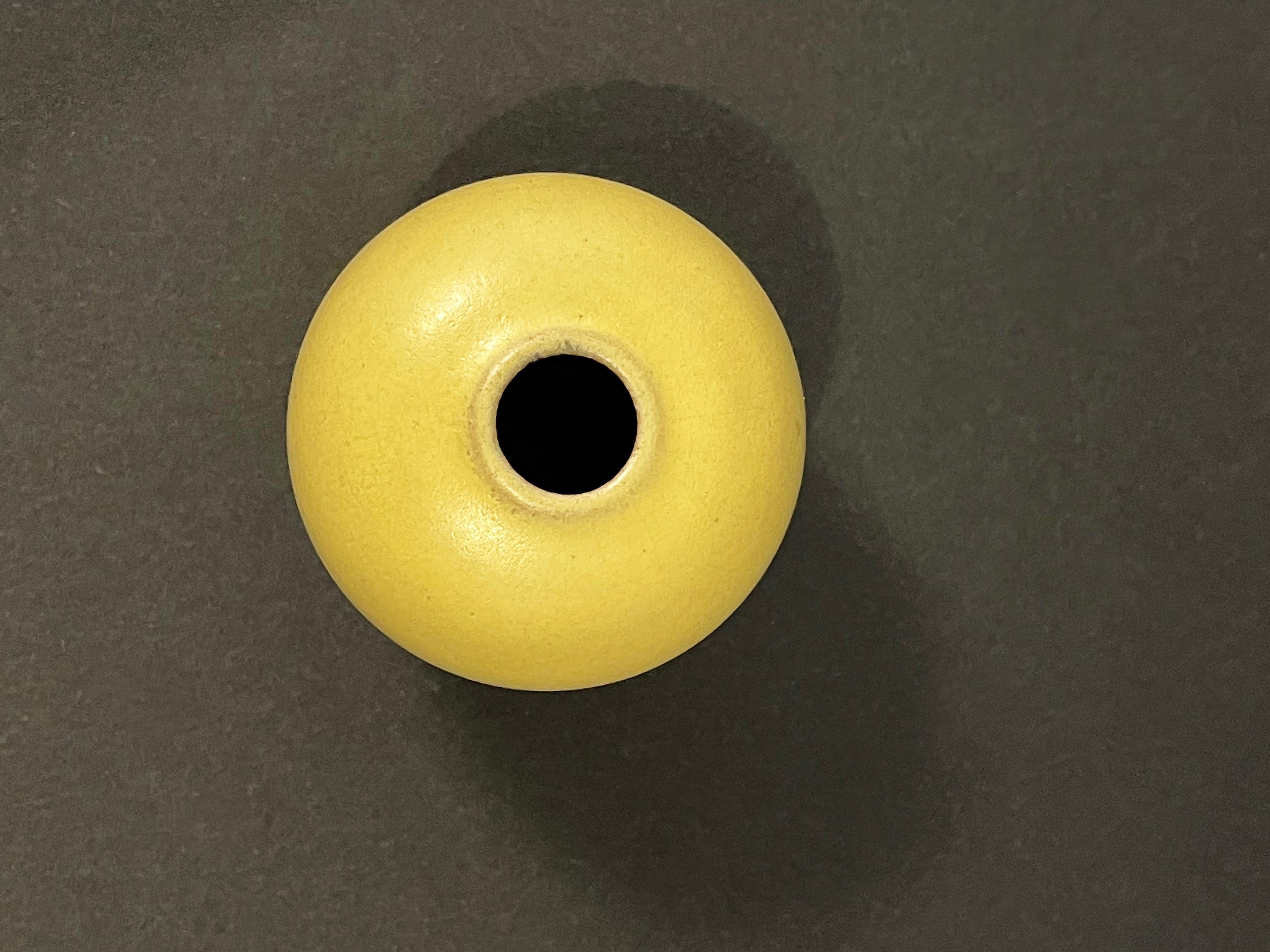 Ceramica Piccolo vaso in ceramica di Studio A, giallo, di Fritz Van Daalen 1960s, Germania in vendita