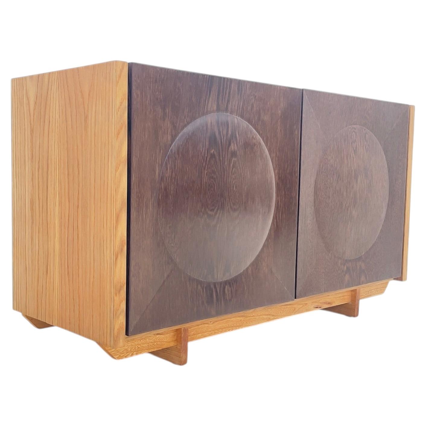 Kleiner Schrank im brutalistischen Stil aus Eiche und Wenge. im Angebot
