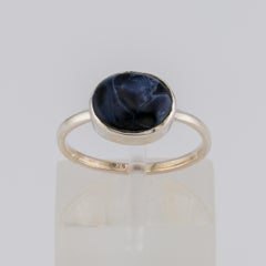Petite bague en argent ornée d'une pierre précieuse, la pietersite