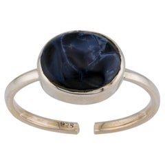 Petite bague en argent ornée d'une pierre précieuse, la pietersite