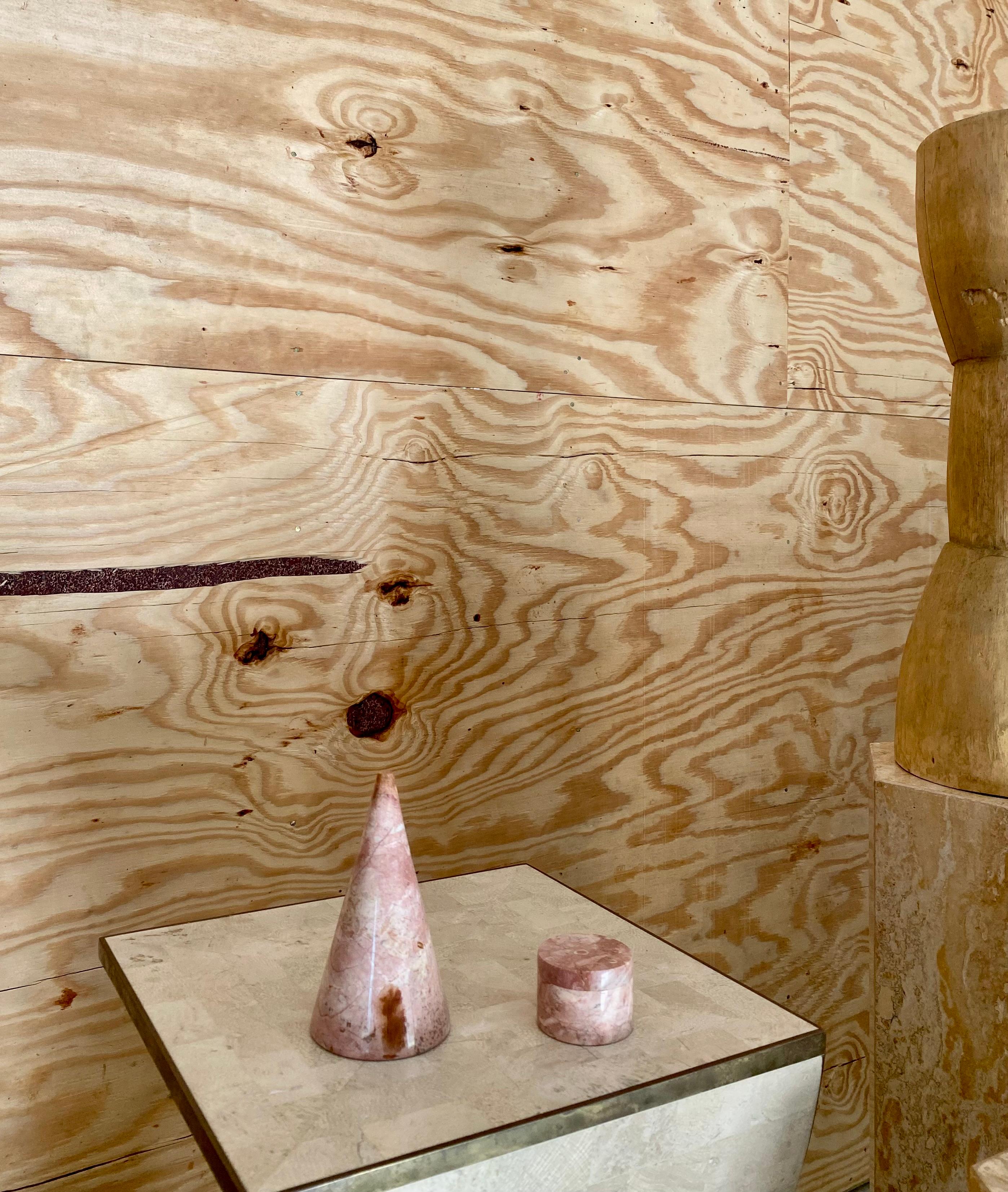 Petit coffret cylindrique postmoderne en marbre rose sculpté. La taille idéale pour offrir un bijou ou comme cadeau en soi pour un collectionneur de boîtes. En excellent état et d'une espèce de marbre peu commune du Pakistan dans les plus jolies