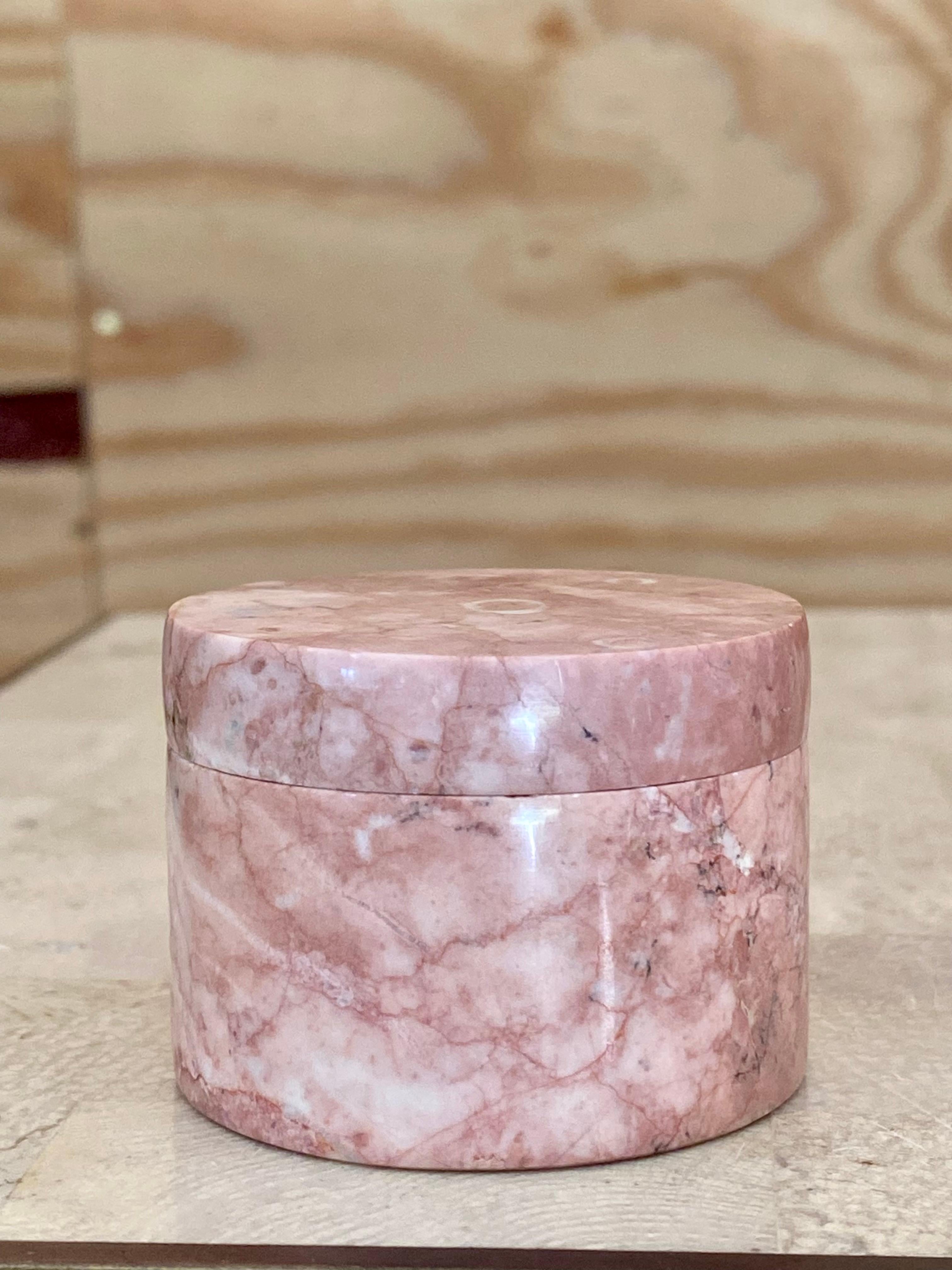 Postmoderne Petite boîte cylindrique en marbre rose en vente