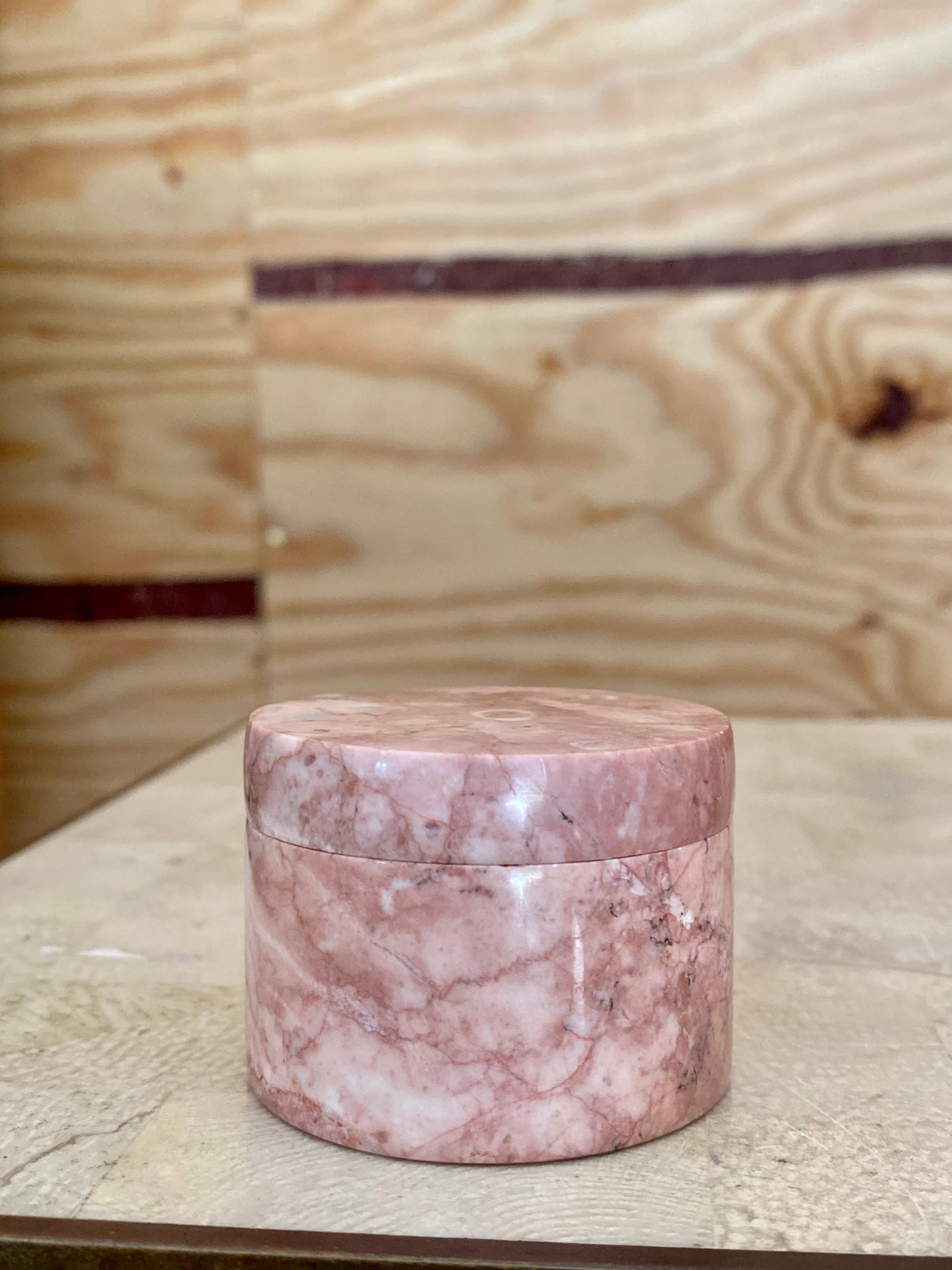Pakistanais Petite boîte cylindrique en marbre rose en vente