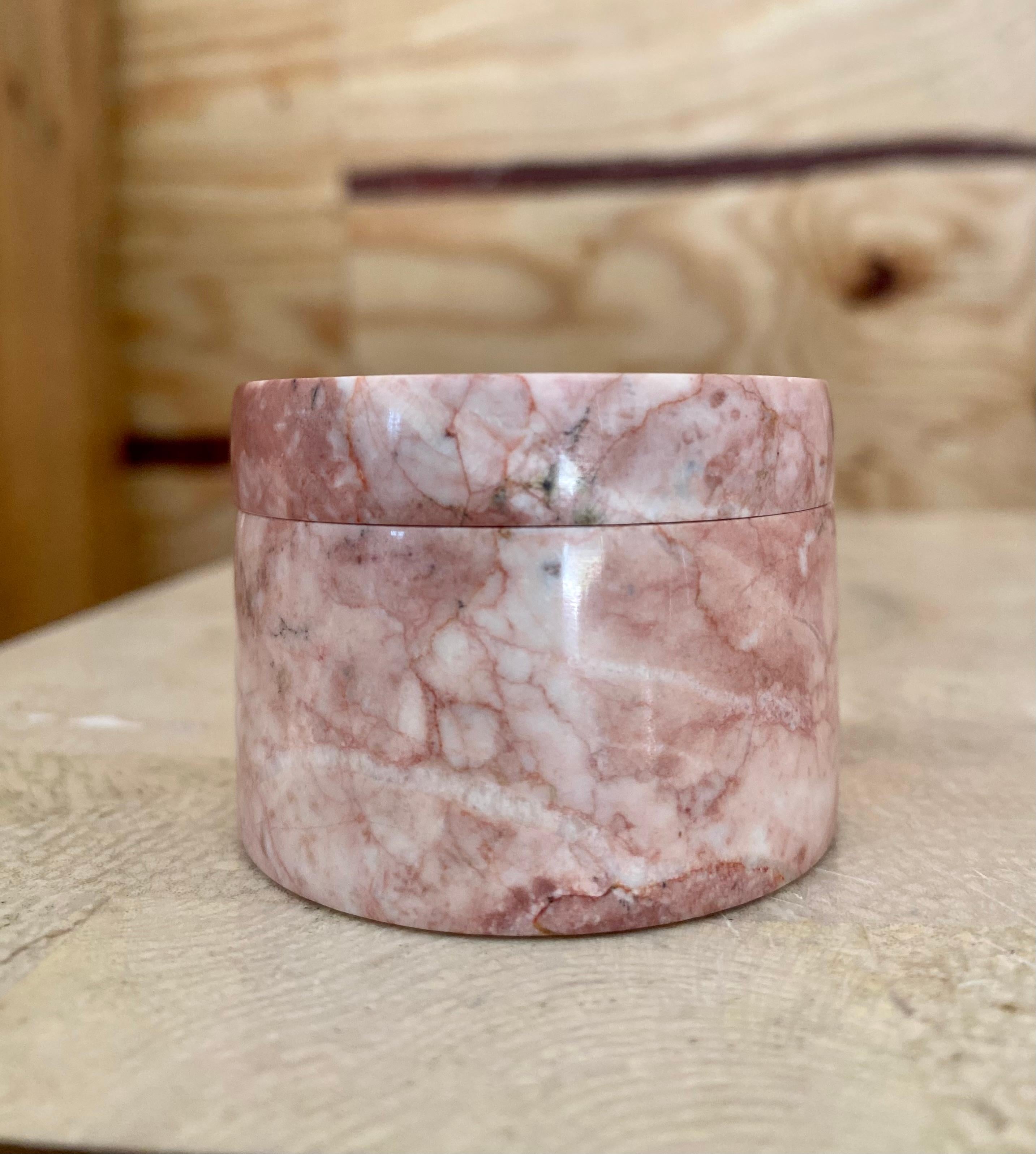 Sculpté Petite boîte cylindrique en marbre rose en vente