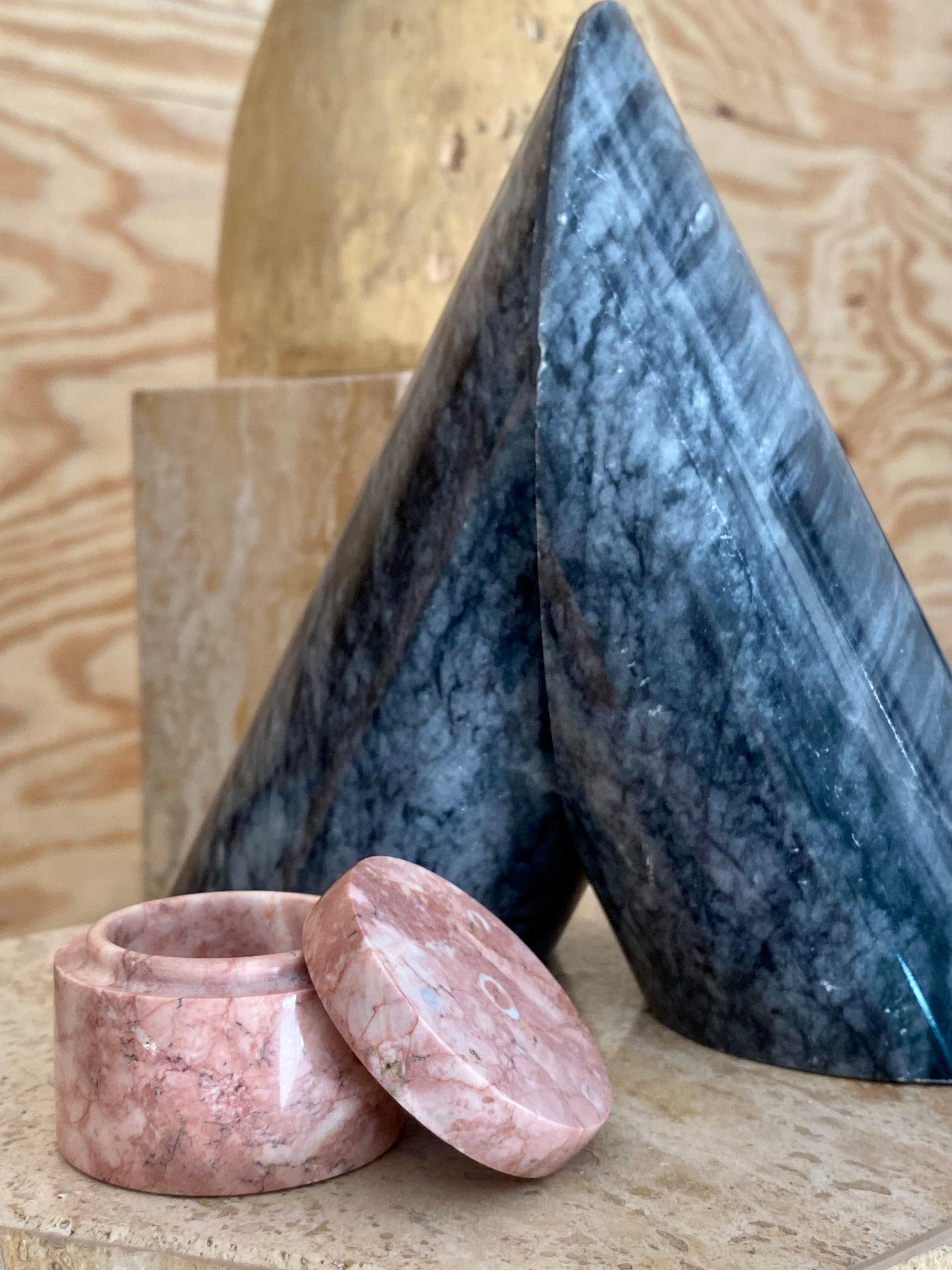 Petite boîte cylindrique en marbre rose Bon état - En vente à Round Top, TX