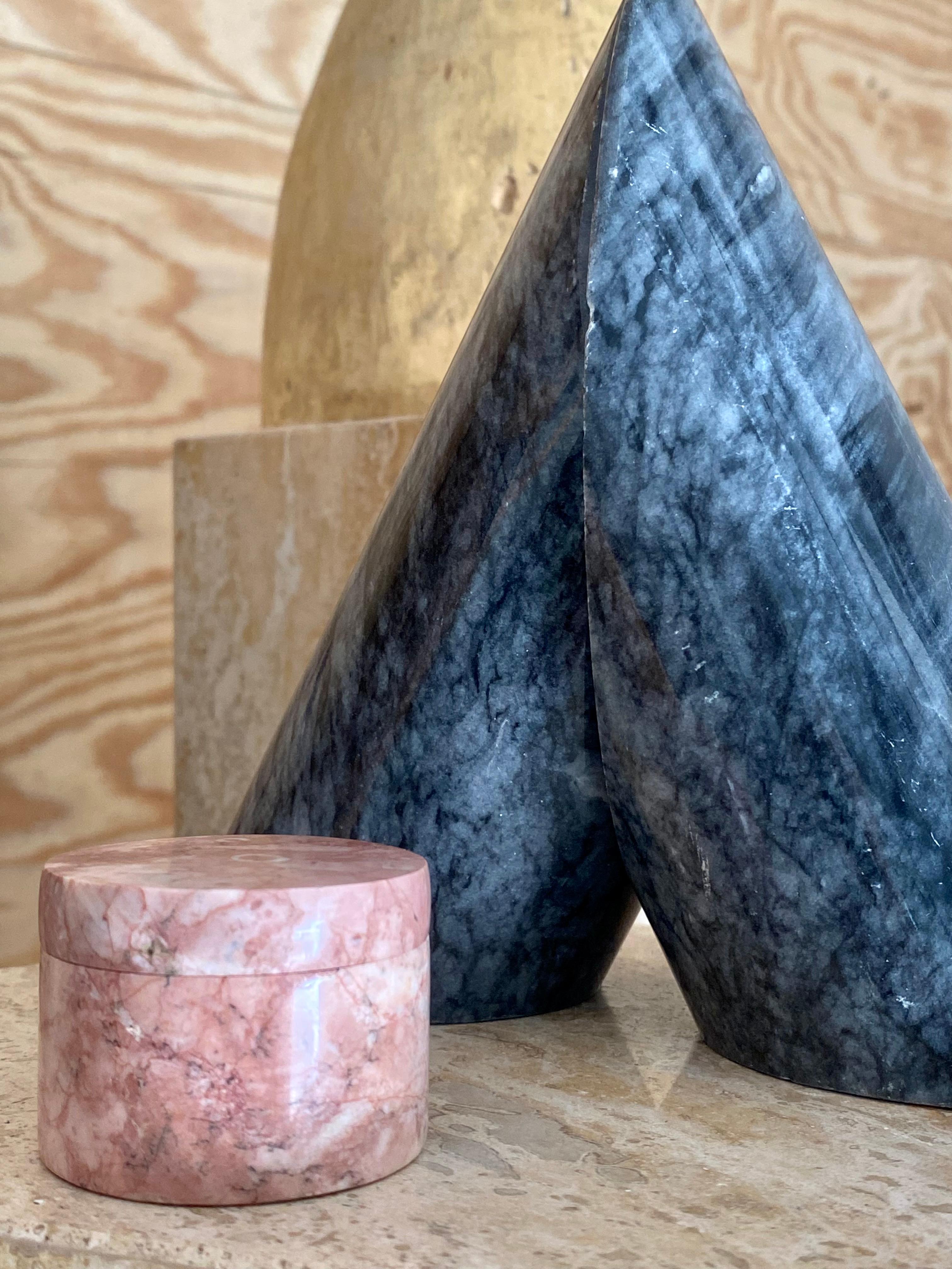 20ième siècle Petite boîte cylindrique en marbre rose en vente