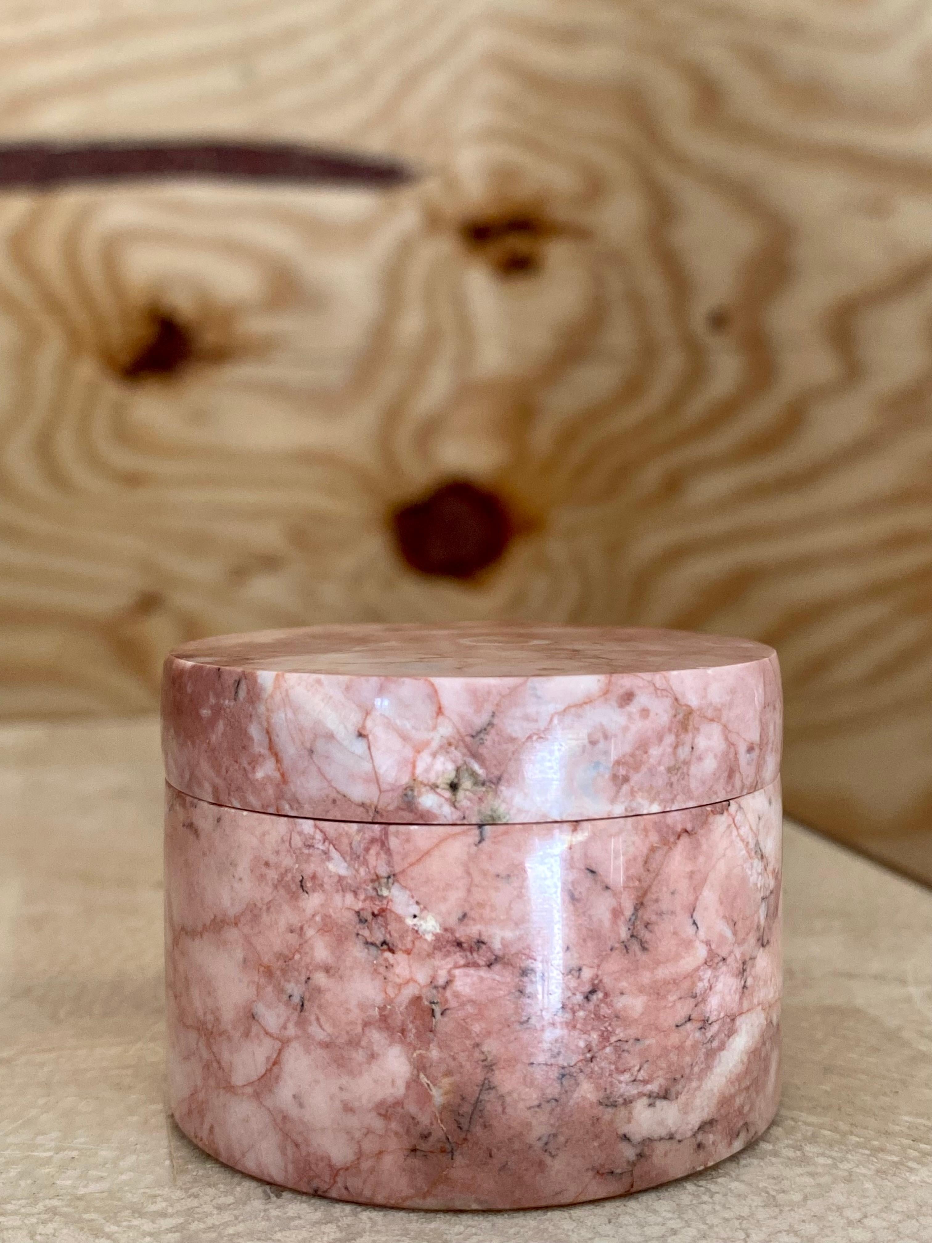 Marbre Petite boîte cylindrique en marbre rose en vente