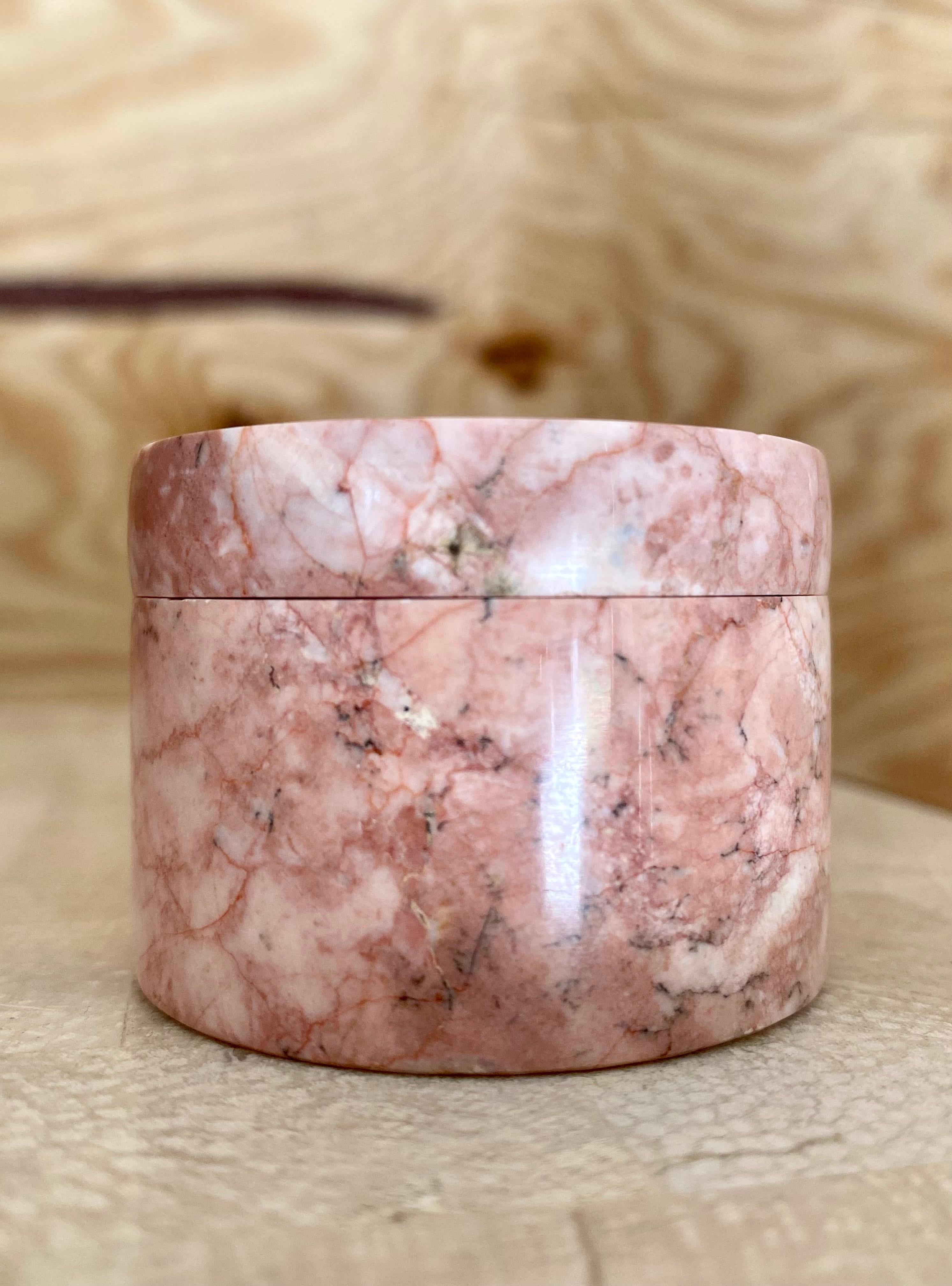 Petite boîte cylindrique en marbre rose en vente 1