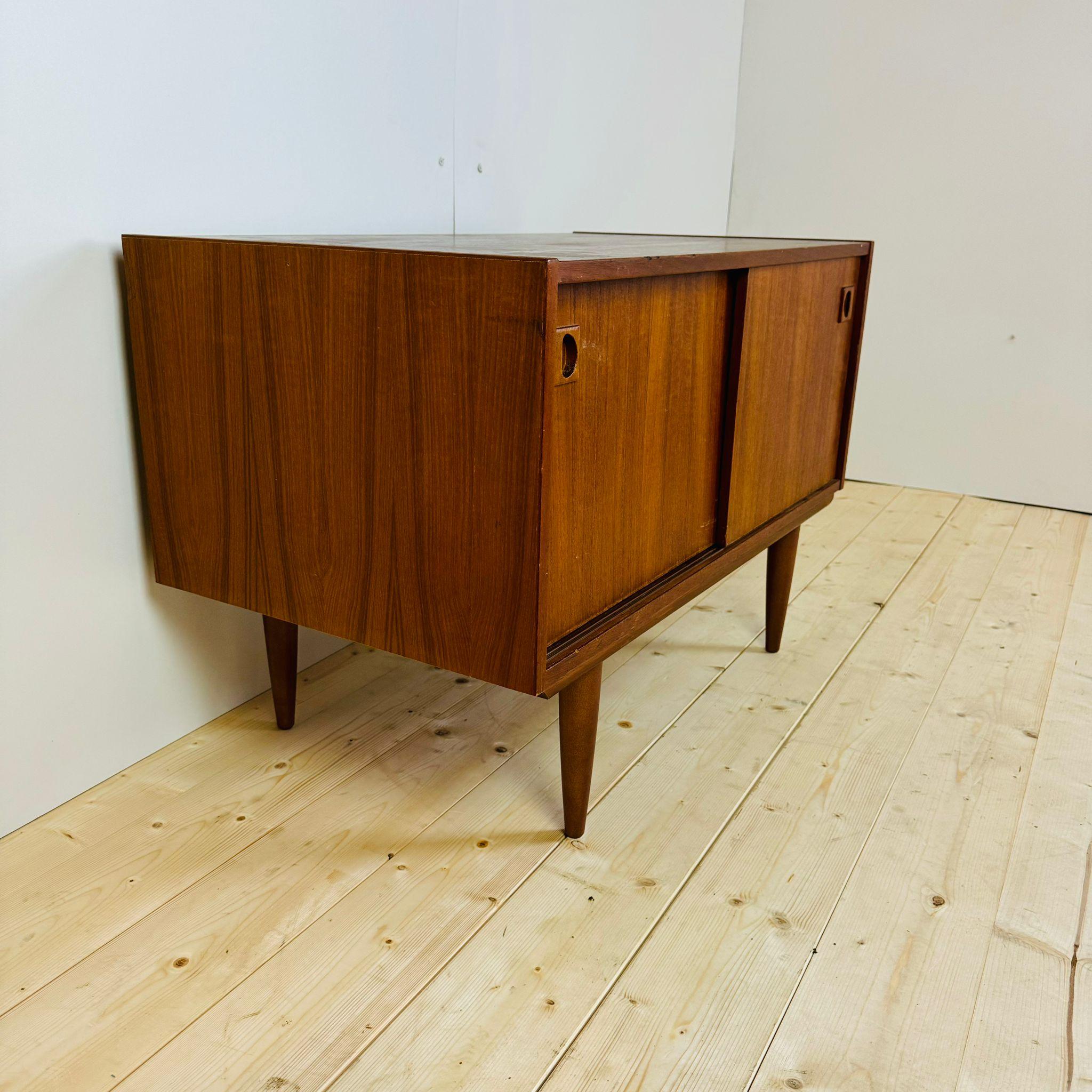 Tiny sideboard in teak, Denmark 1960 In Good Condition For Sale In Torino, IT
