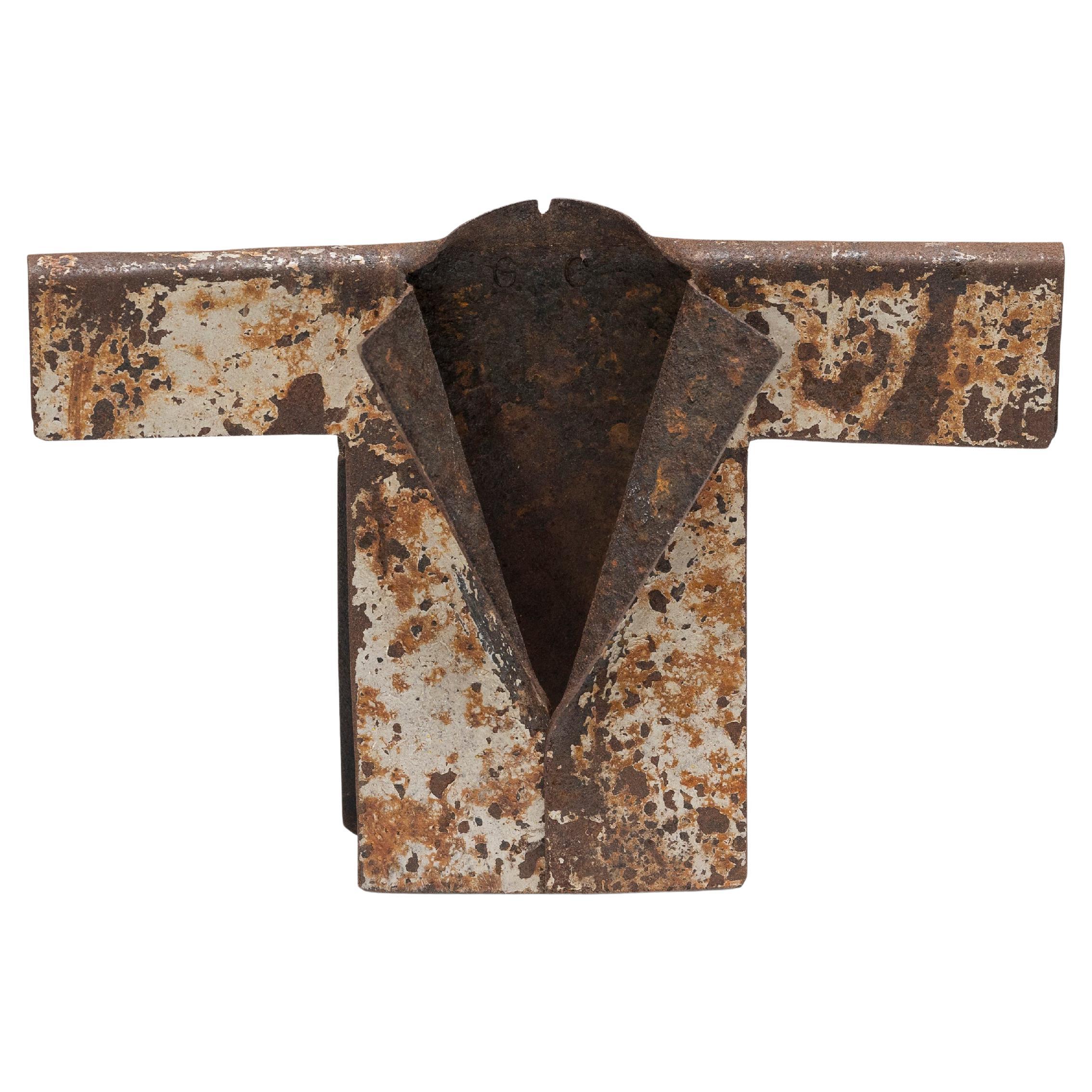 Tiny Speckled Brown Jacket, sculpture en acier trouvé, 2023 en vente