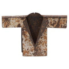 Tiny Speckled Brown Jacket, sculpture en acier trouvé, 2023
