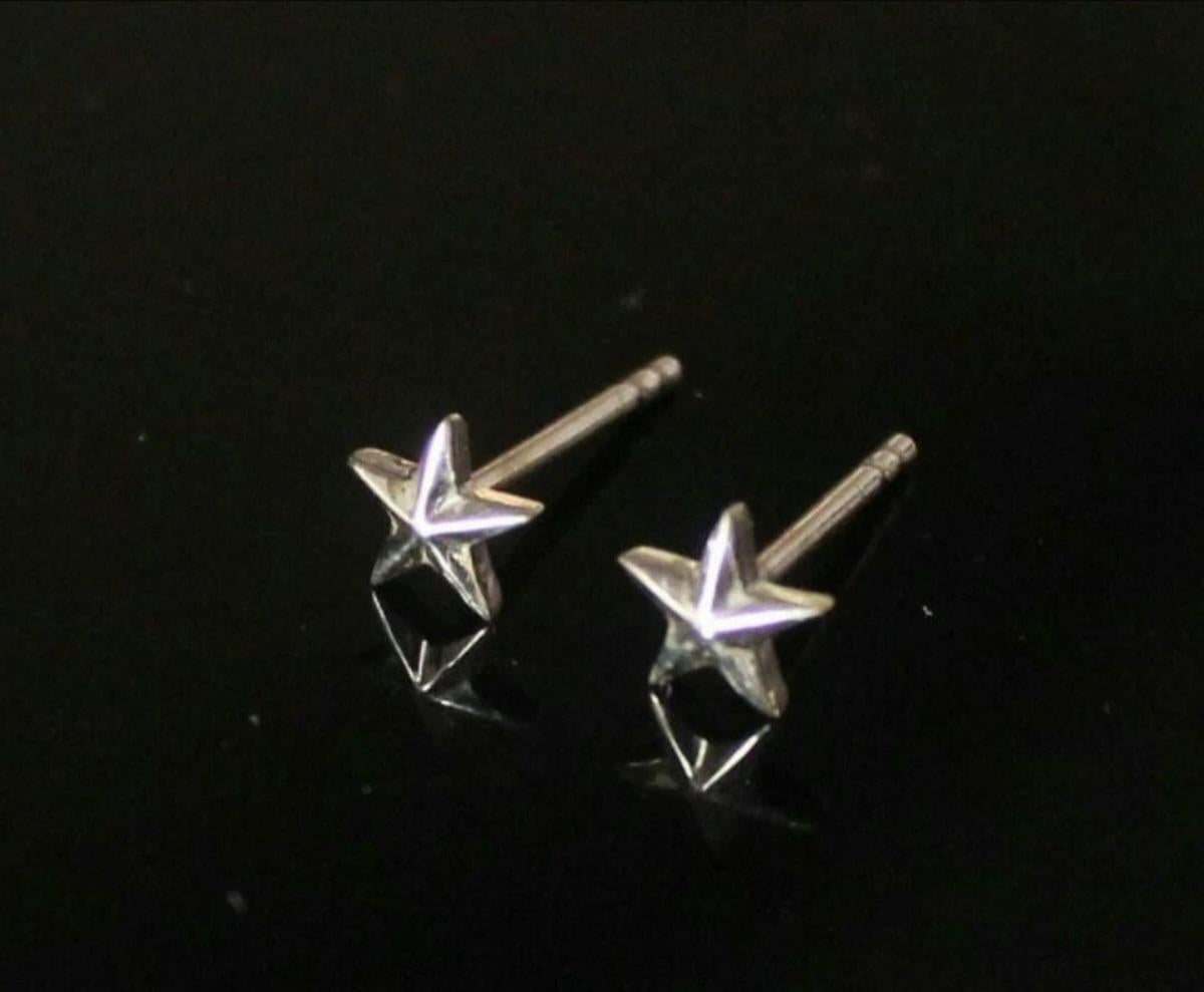 Boucles d'oreilles étoile en or massif 14k Minimalist Gold Piercing Earring Star Ear Stud Unisexe en vente