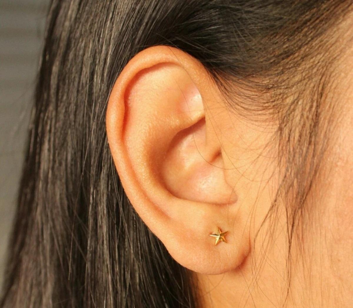 Boucles d'oreilles étoile en or massif 14k Minimalist Gold Piercing Earring Star Ear Stud en vente 1