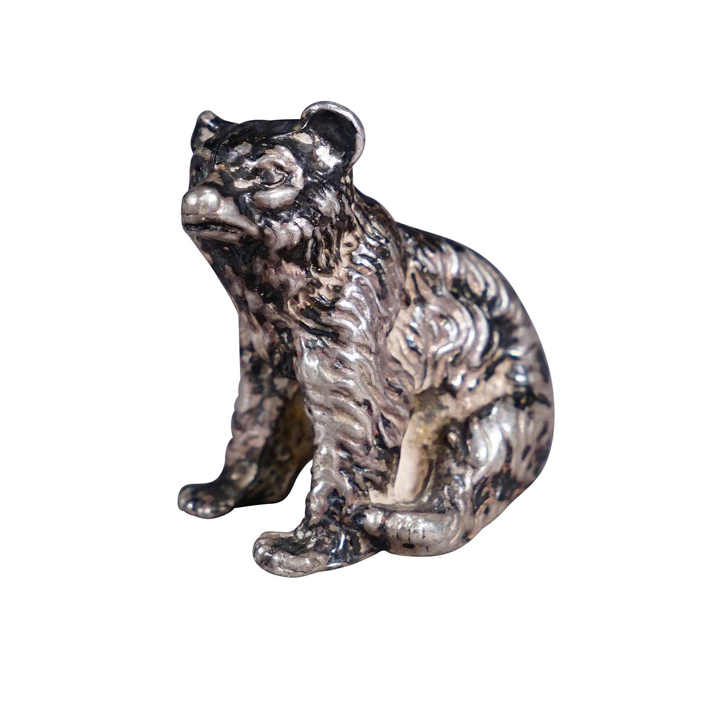 Minuscolo calco in argento di un orso seduto
Articolo e7246
Graziosa scultura di un orso seduto fusa in argento sterling, Germania, prima metà del XX secolo. 17,1 grammi, 0,60 once. Un piccolo e meraviglioso oggetto da vetrina.

artfour è un'azienda