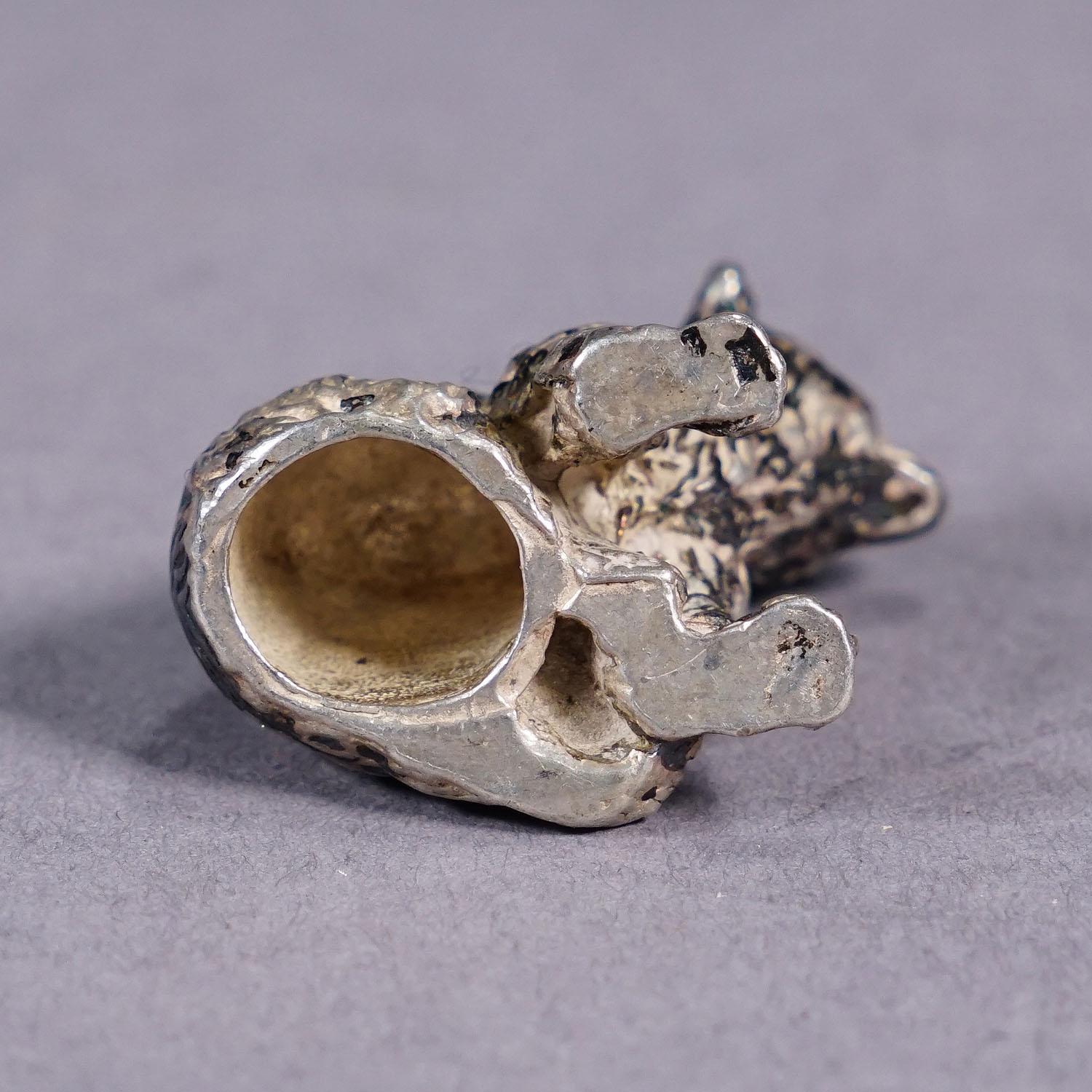 Calco Minuscolo calco in argento di un orso seduto in vendita