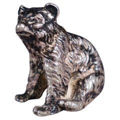 Petit ours assis en fonte d'argent