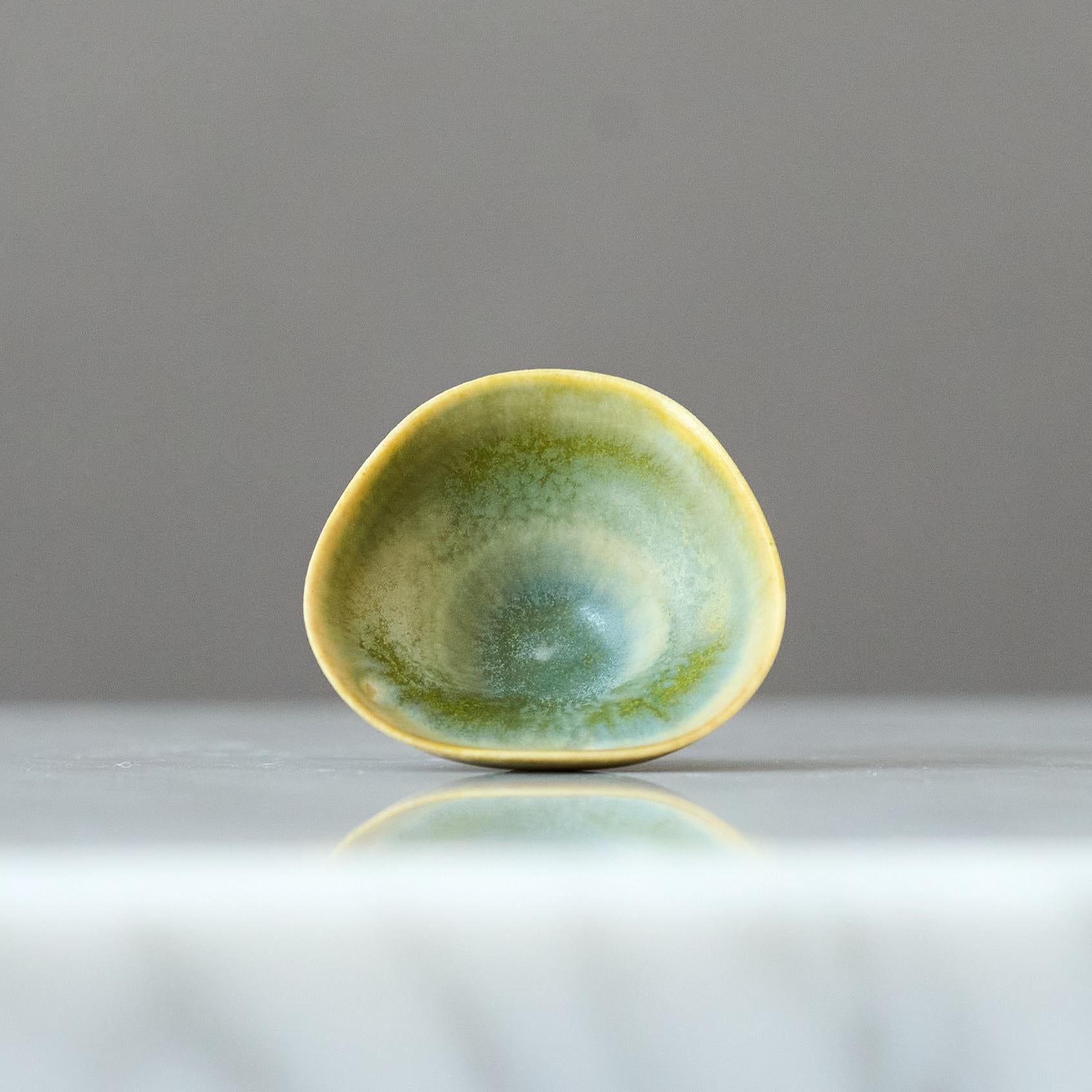 Scandinavian Modern Tiny Stoneware Miniature Bowl by Berndt Friberg. Gustavsberg, Sweden, 1960s For Sale