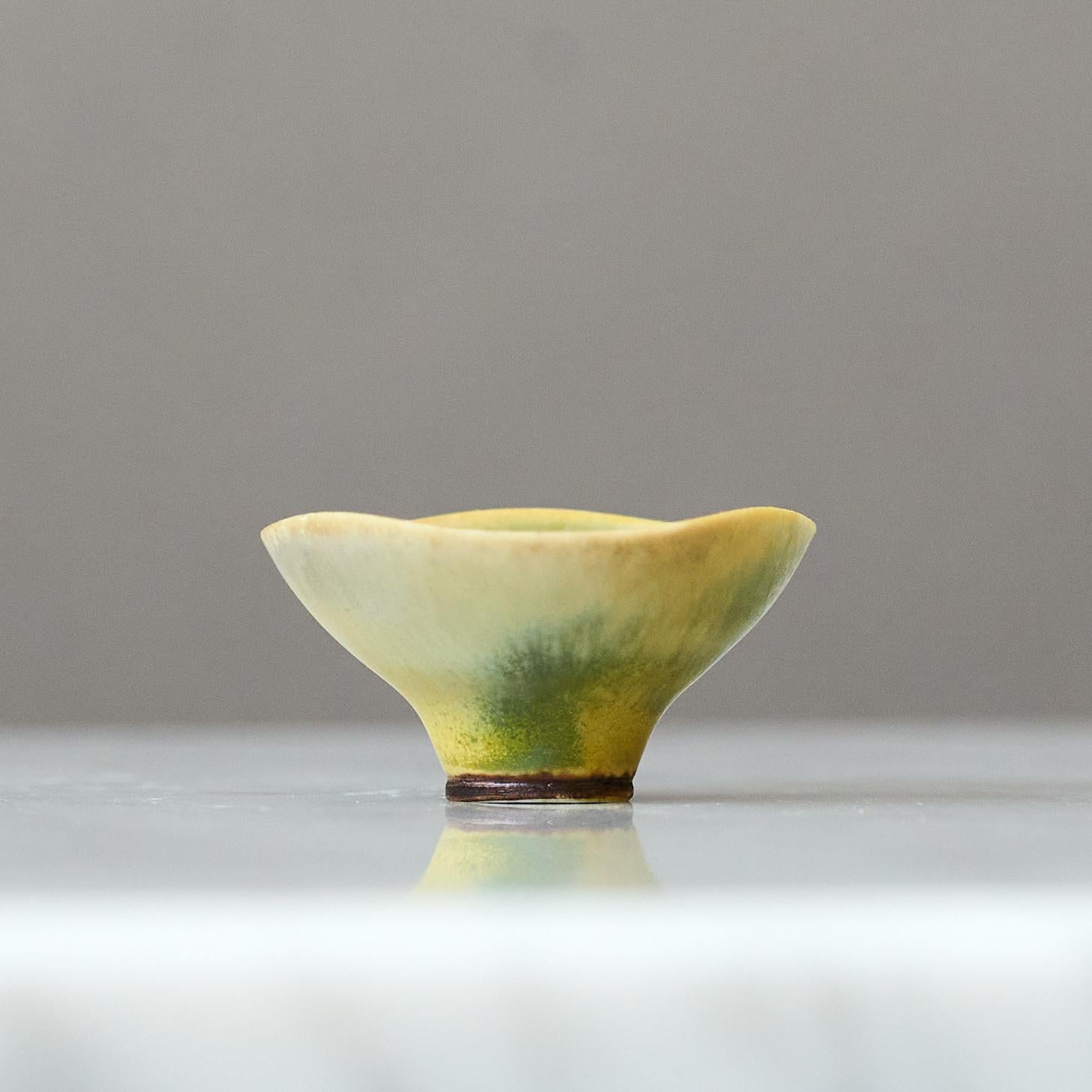 Tiny Stoneware Miniature Bowl by Berndt Friberg. Gustavsberg, Sweden, 1960s In Good Condition For Sale In Malmö, SE