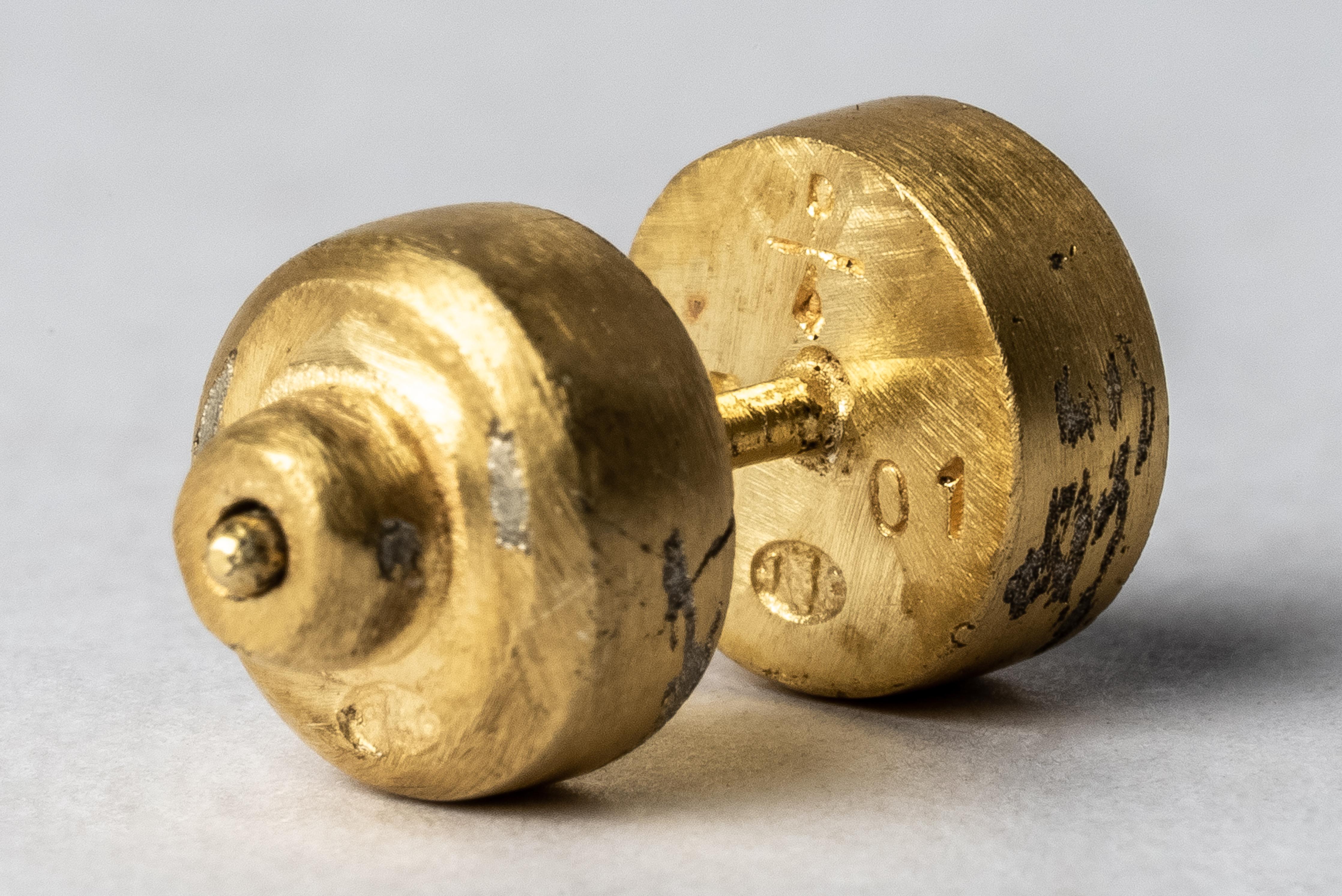Winziger Ohrstecker aus Sterlingsilber, galvanisch mit 18 Karat Gold und Rohdiamanten plattiert. Diese Platten werden aus einem größeren Diamantbrocken herausgelöst. Dieser Artikel wird mit einem natürlich vorkommenden Element hergestellt und kann