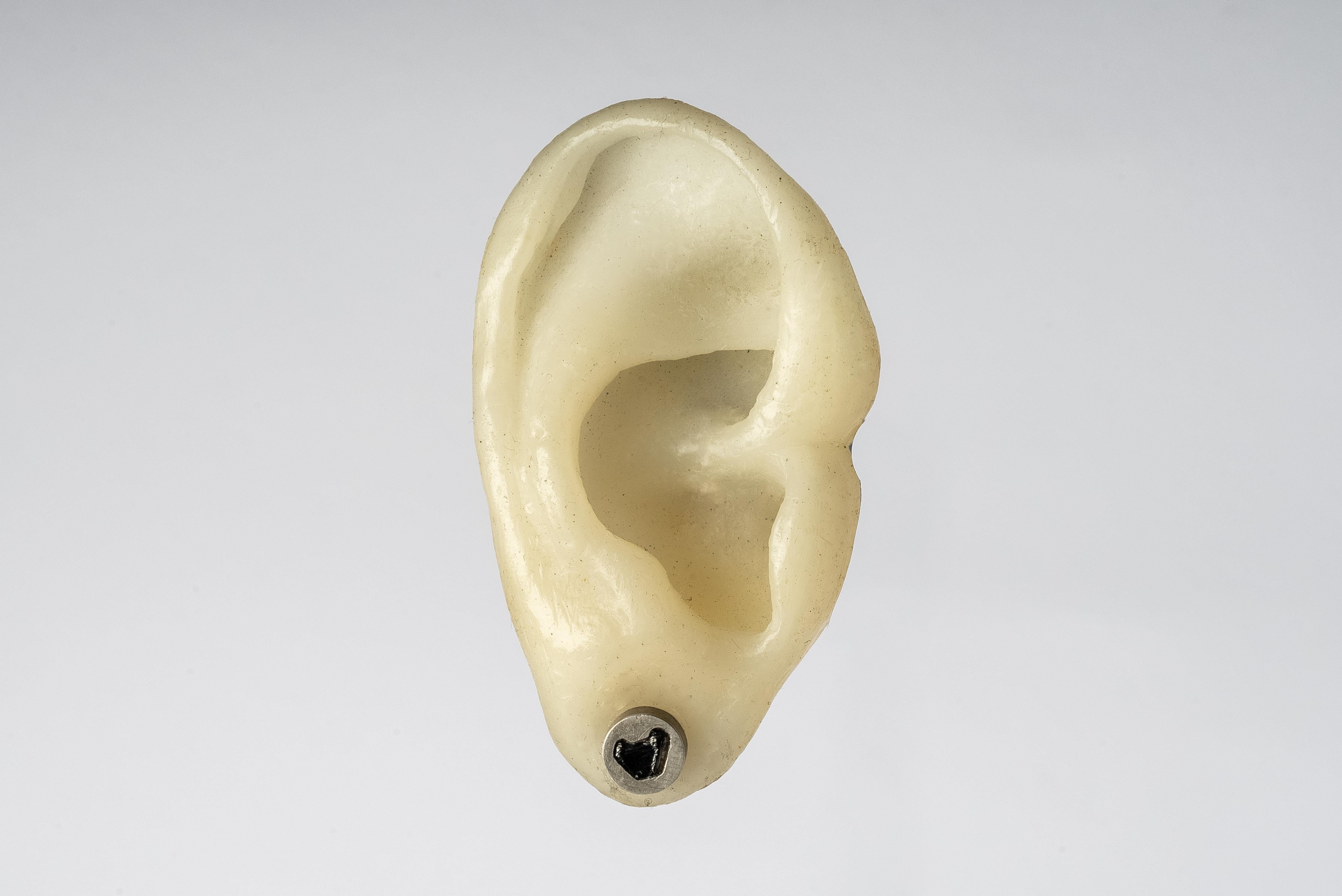 Tiny Stud Earring (0.1 CT, Black Diamond Fragment, DA+KFRDIA) For Sale 1