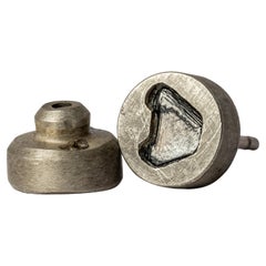 Tiny Stud Earring (0.1 CT, Black Diamond Fragment, DA+KFRDIA)